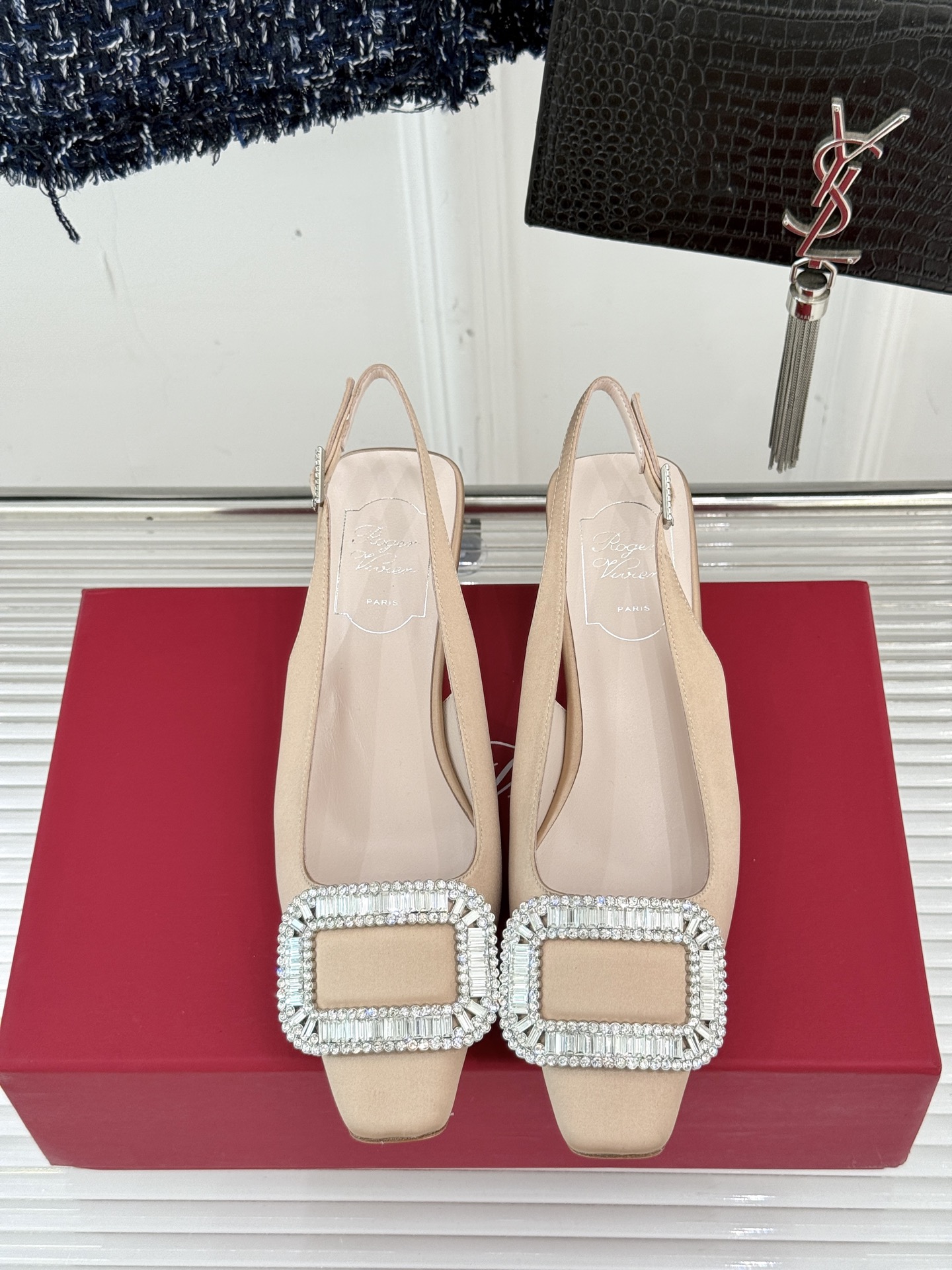 
Roger Vivier｜RV经典水钻大方扣
粗跟后空凉鞋
经典水钻方扣设计自带高光滤镜✨ 
方头+粗