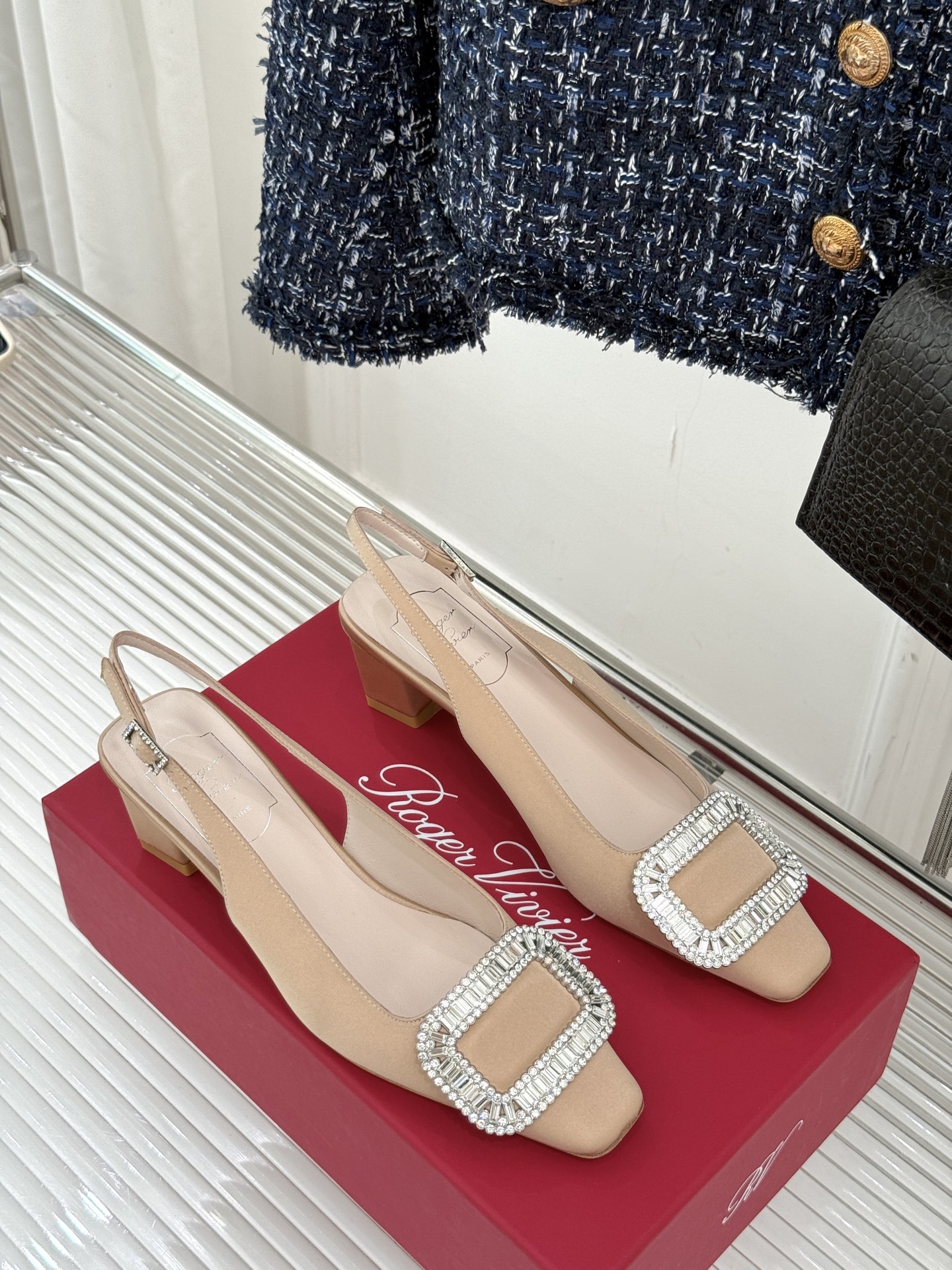
Roger Vivier｜RV经典水钻大方扣
粗跟后空凉鞋
经典水钻方扣设计自带高光滤镜✨ 
方头+粗