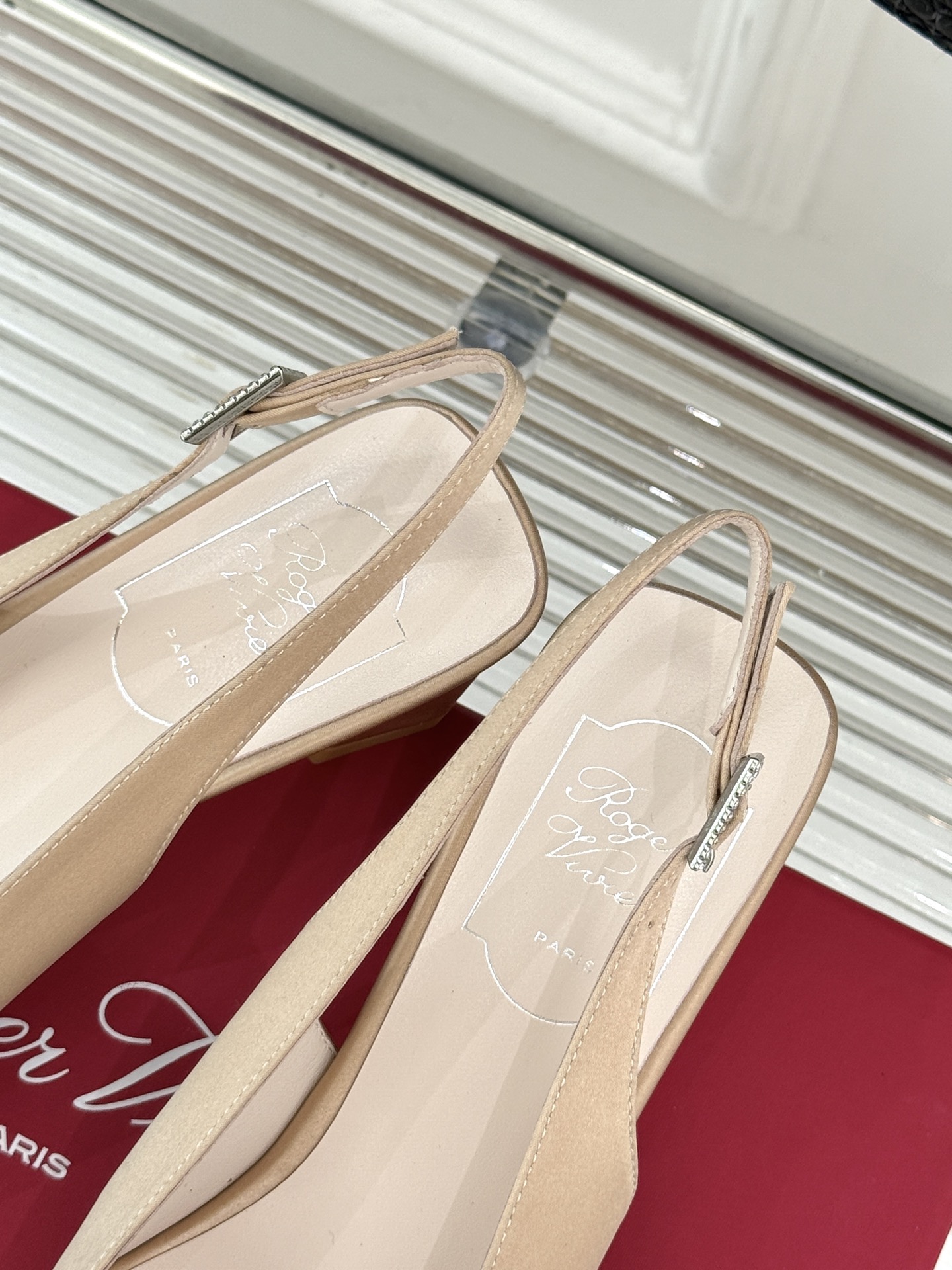 
Roger Vivier｜RV经典水钻大方扣
粗跟后空凉鞋
经典水钻方扣设计自带高光滤镜✨ 
方头+粗