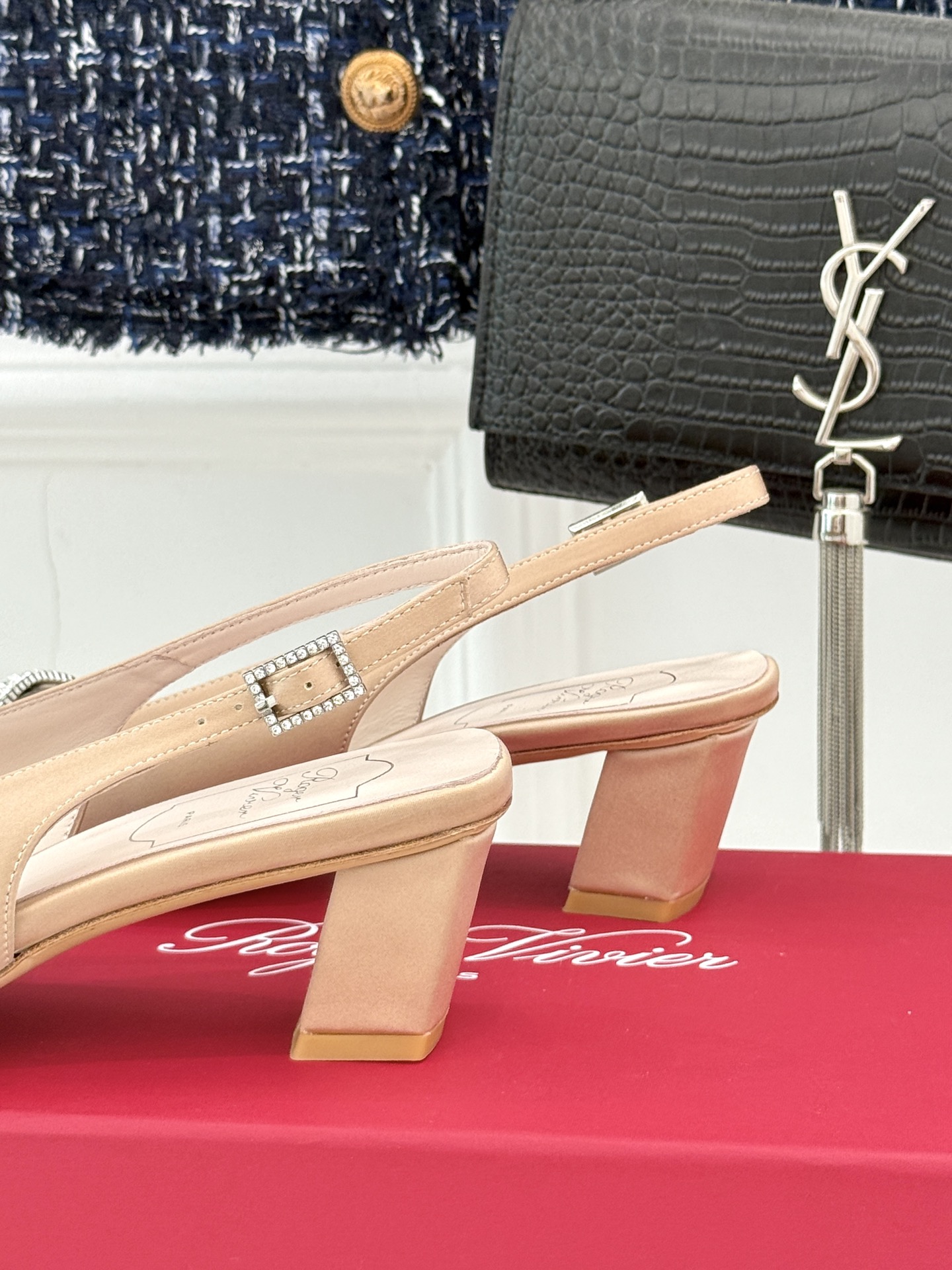 
Roger Vivier｜RV经典水钻大方扣
粗跟后空凉鞋
经典水钻方扣设计自带高光滤镜✨ 
方头+粗