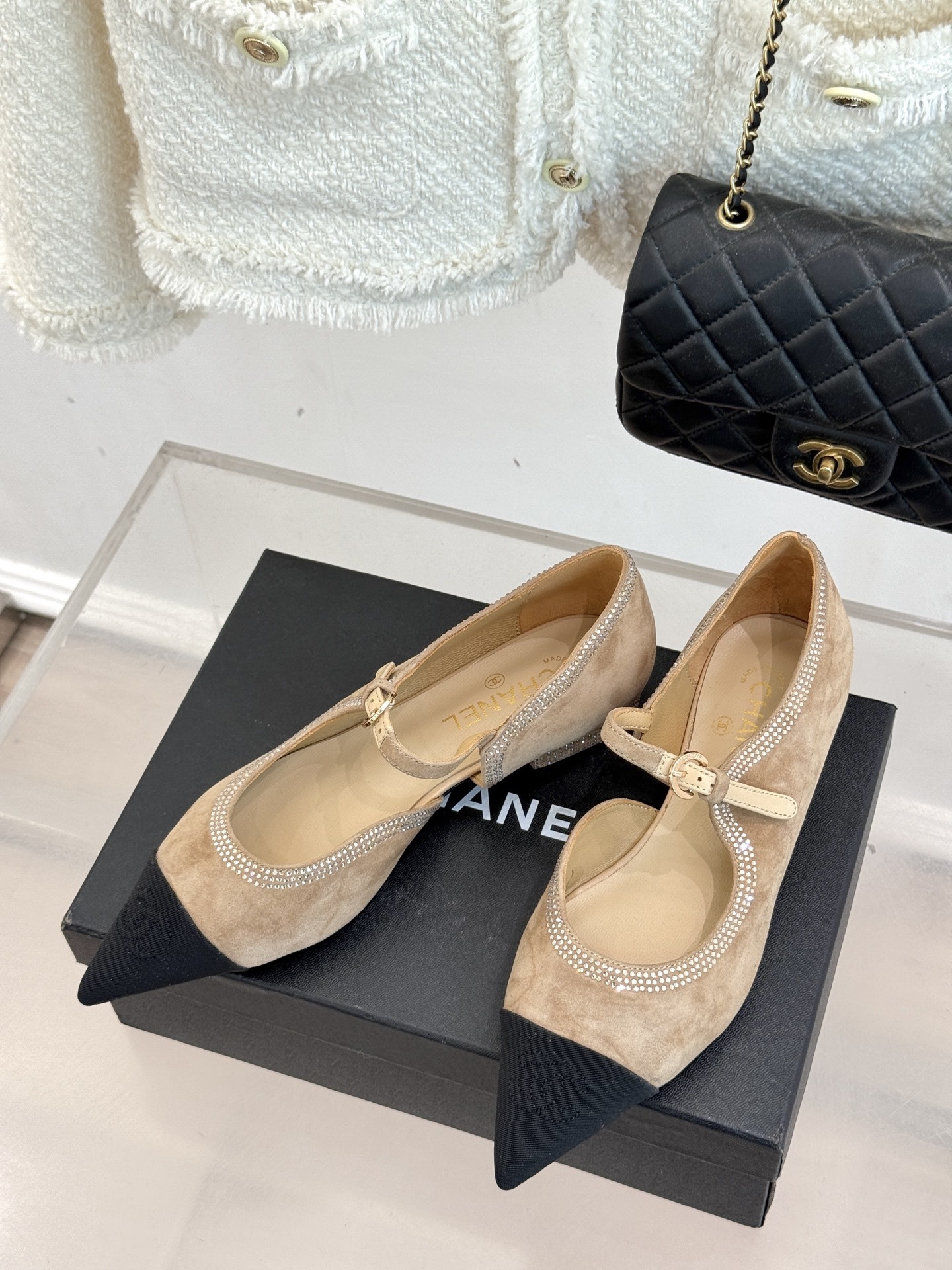 CHANE*|小香25k秋冬新品尖头
水钻侧空拼色尖头玛丽珍鞋
当香家经典美学遇上俏皮玛丽珍
这双尖头