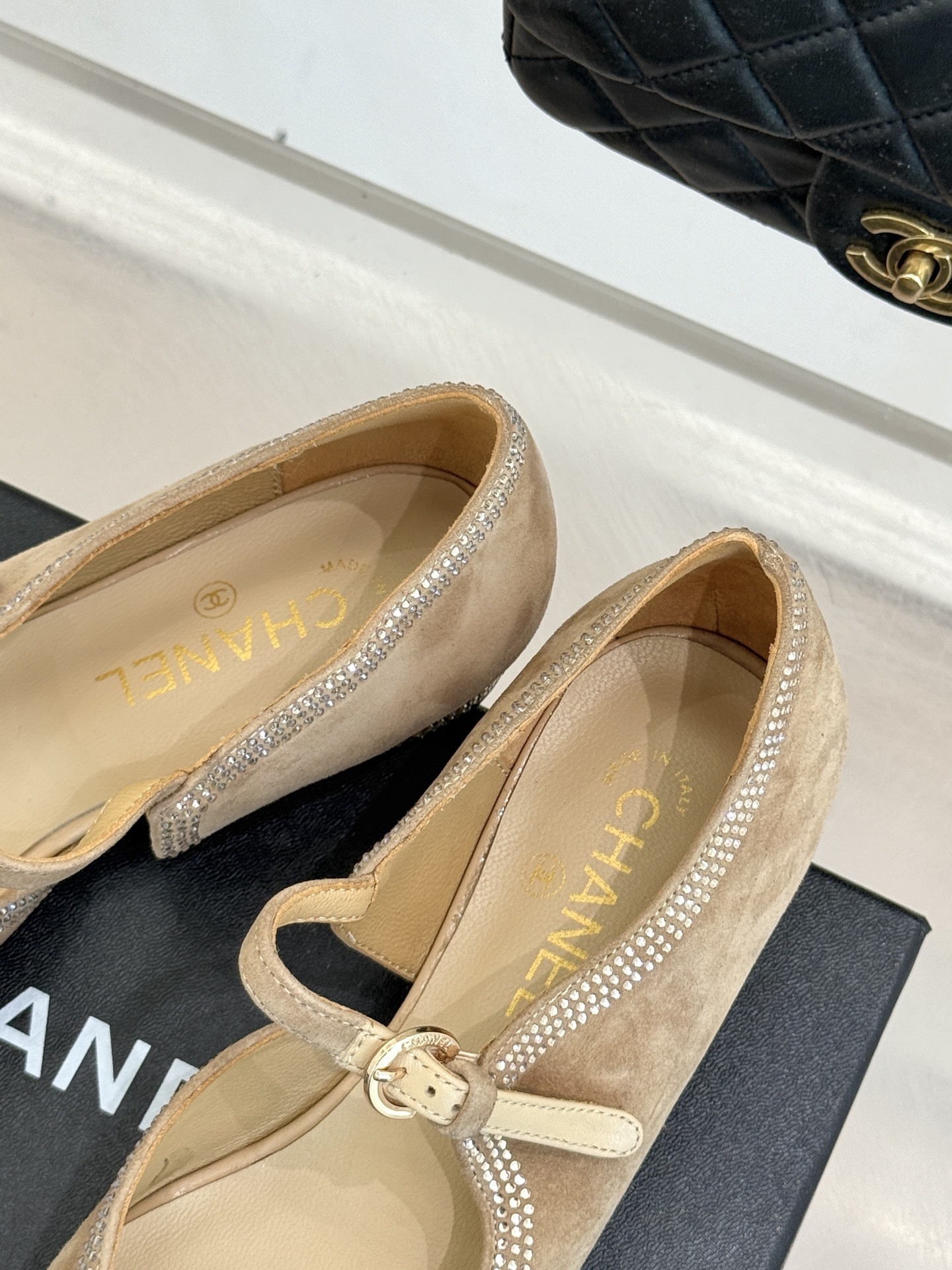CHANE*|小香25k秋冬新品尖头
水钻侧空拼色尖头玛丽珍鞋
当香家经典美学遇上俏皮玛丽珍
这双尖头