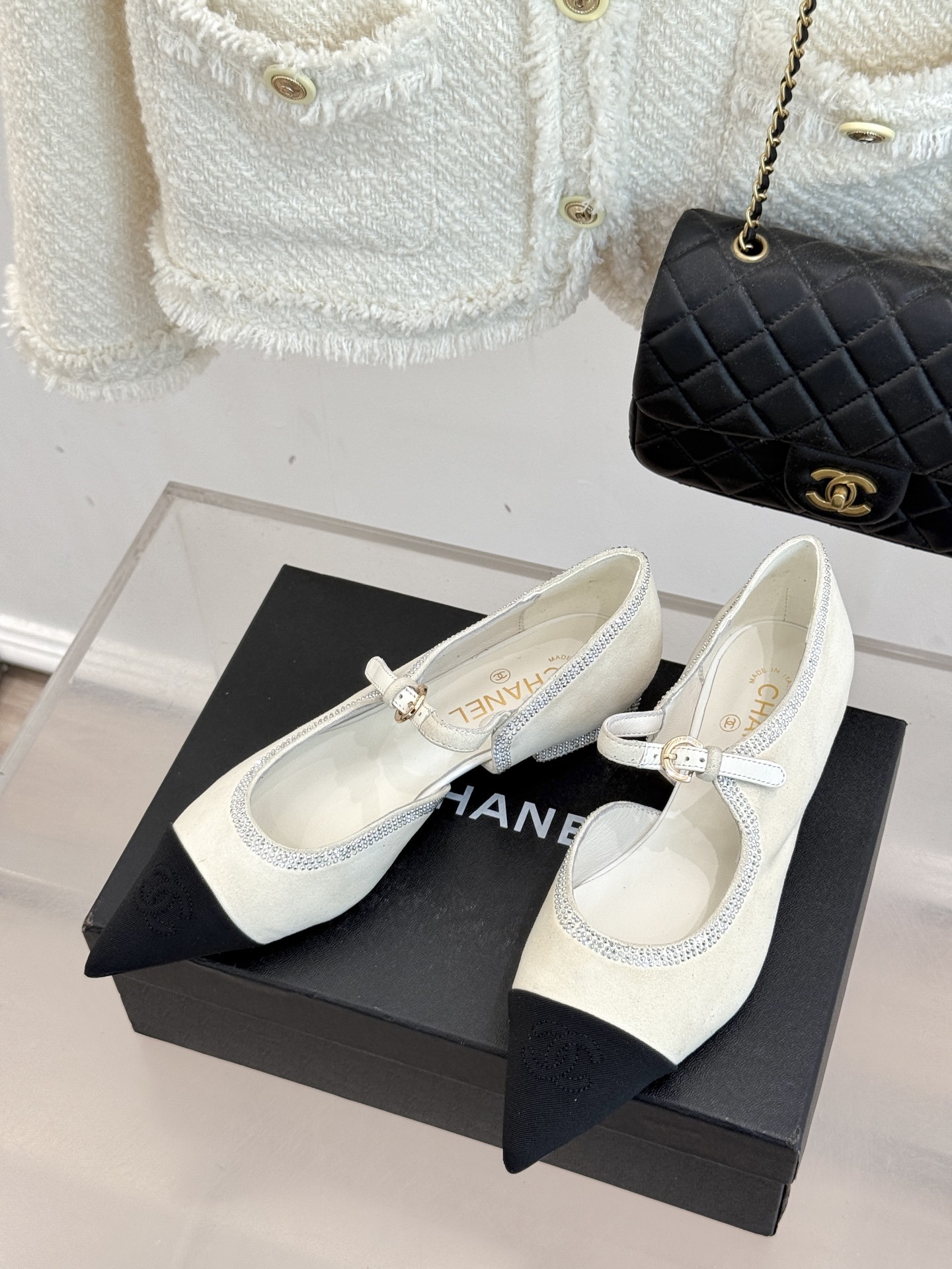 CHANE*|小香25k秋冬新品尖头
水钻侧空拼色尖头玛丽珍鞋
当香家经典美学遇上俏皮玛丽珍
这双尖头