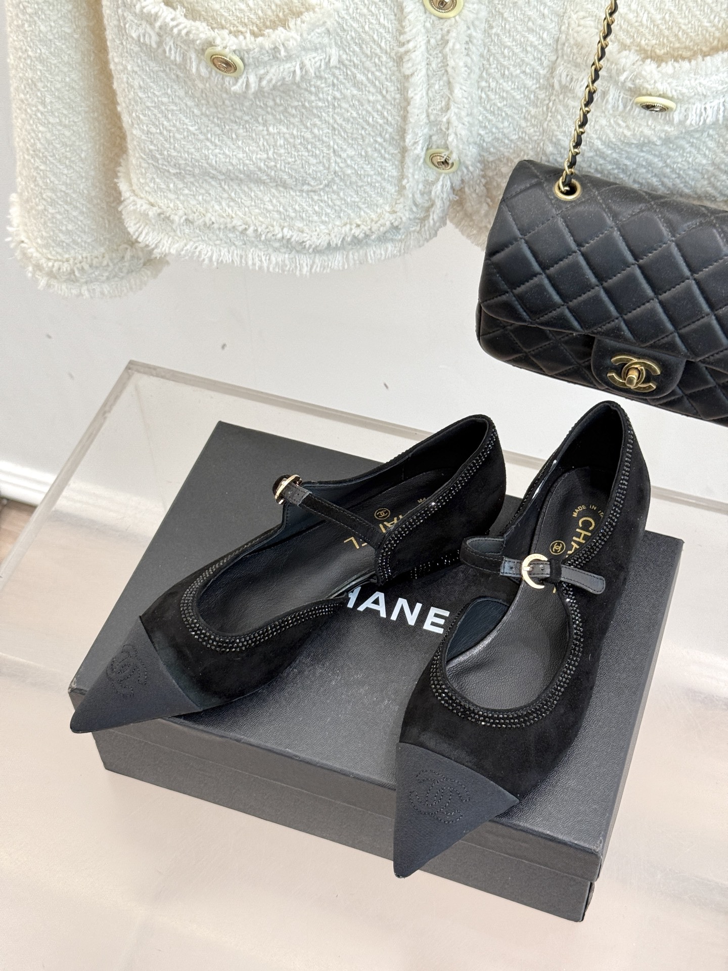 
CHANE*｜小香25k秋冬新品尖头
水钻侧空拼色尖头玛丽珍鞋
当香家经典美学遇上俏皮玛丽珍
这双尖头