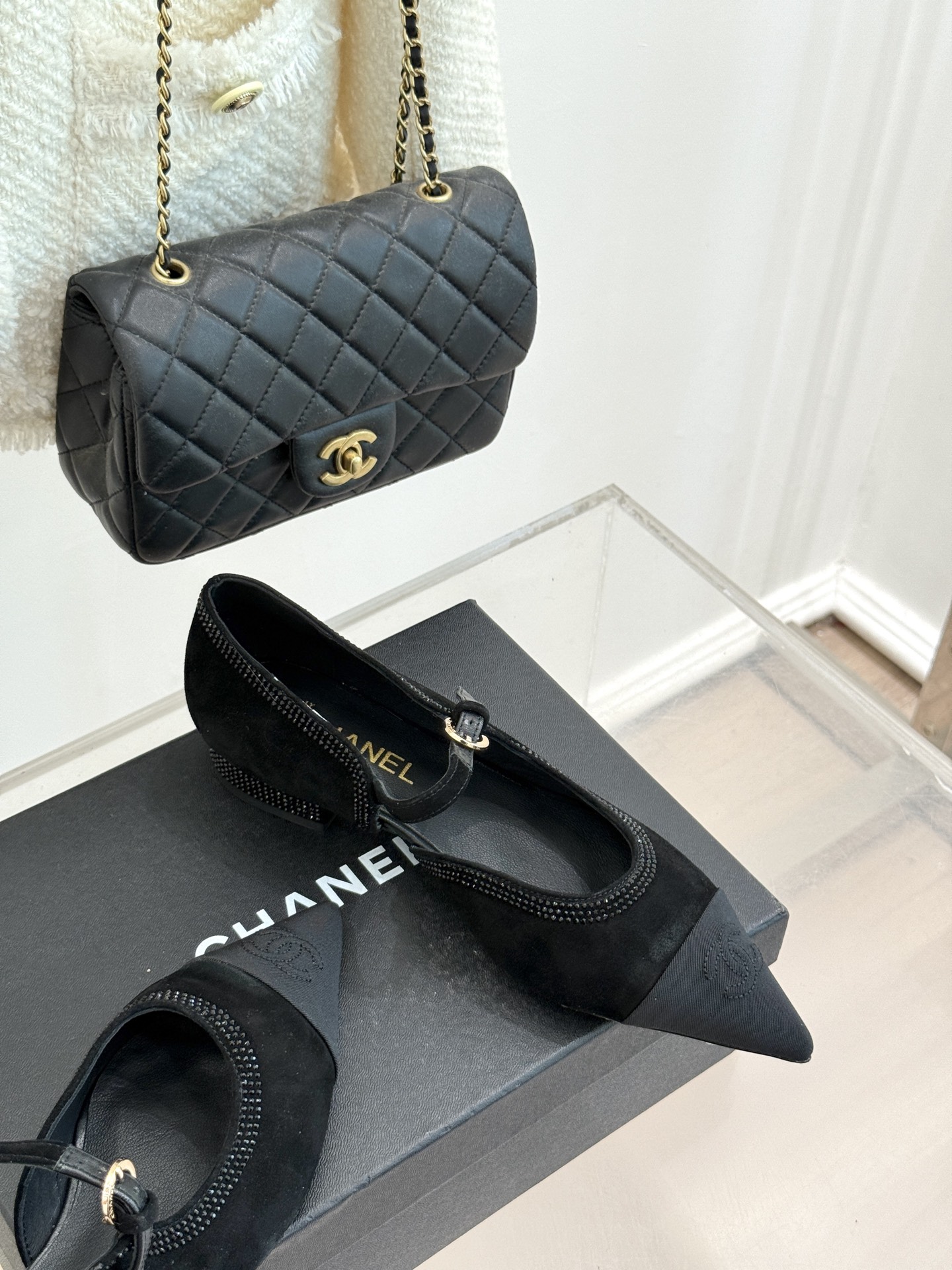 
CHANE*｜小香25k秋冬新品尖头
水钻侧空拼色尖头玛丽珍鞋
当香家经典美学遇上俏皮玛丽珍
这双尖头