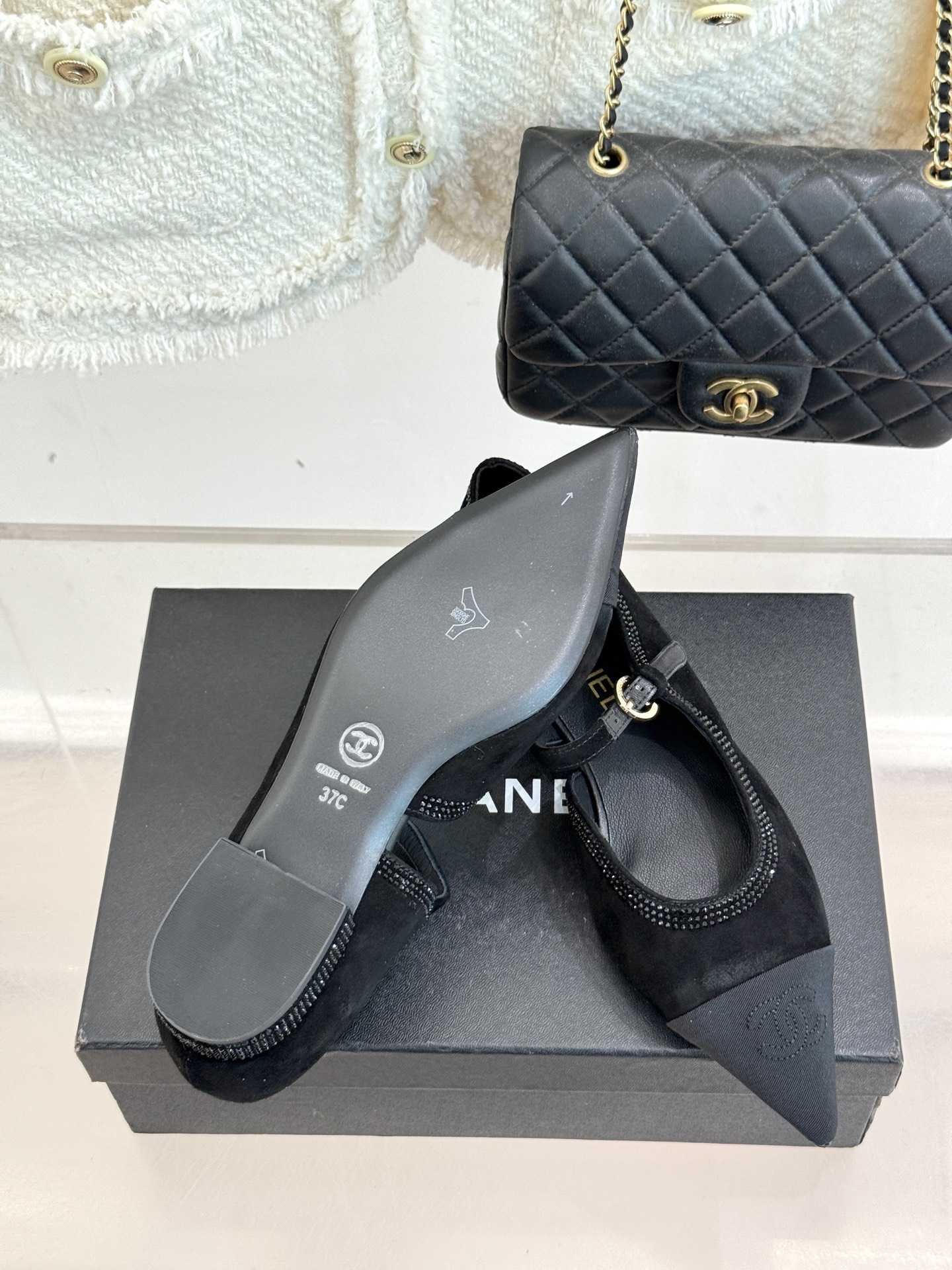
CHANE*｜小香25k秋冬新品尖头
水钻侧空拼色尖头玛丽珍鞋
当香家经典美学遇上俏皮玛丽珍
这双尖头