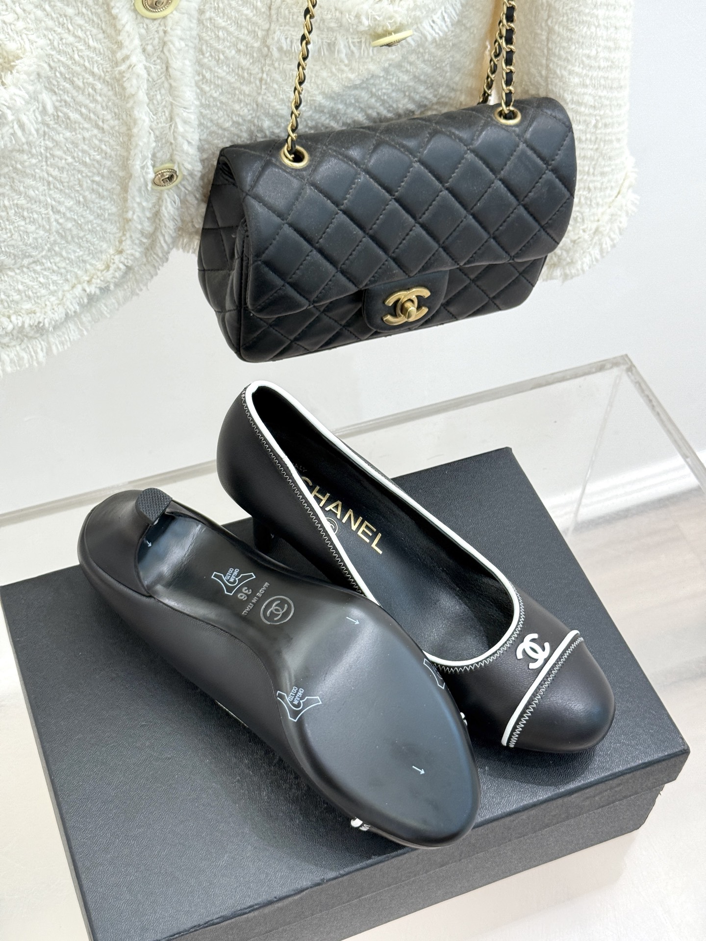 
CHANE*｜小香25s新品
中古圆头双C高跟鞋
经典双C 标识 复古圆头设计
自带岁月沉淀的优雅感。