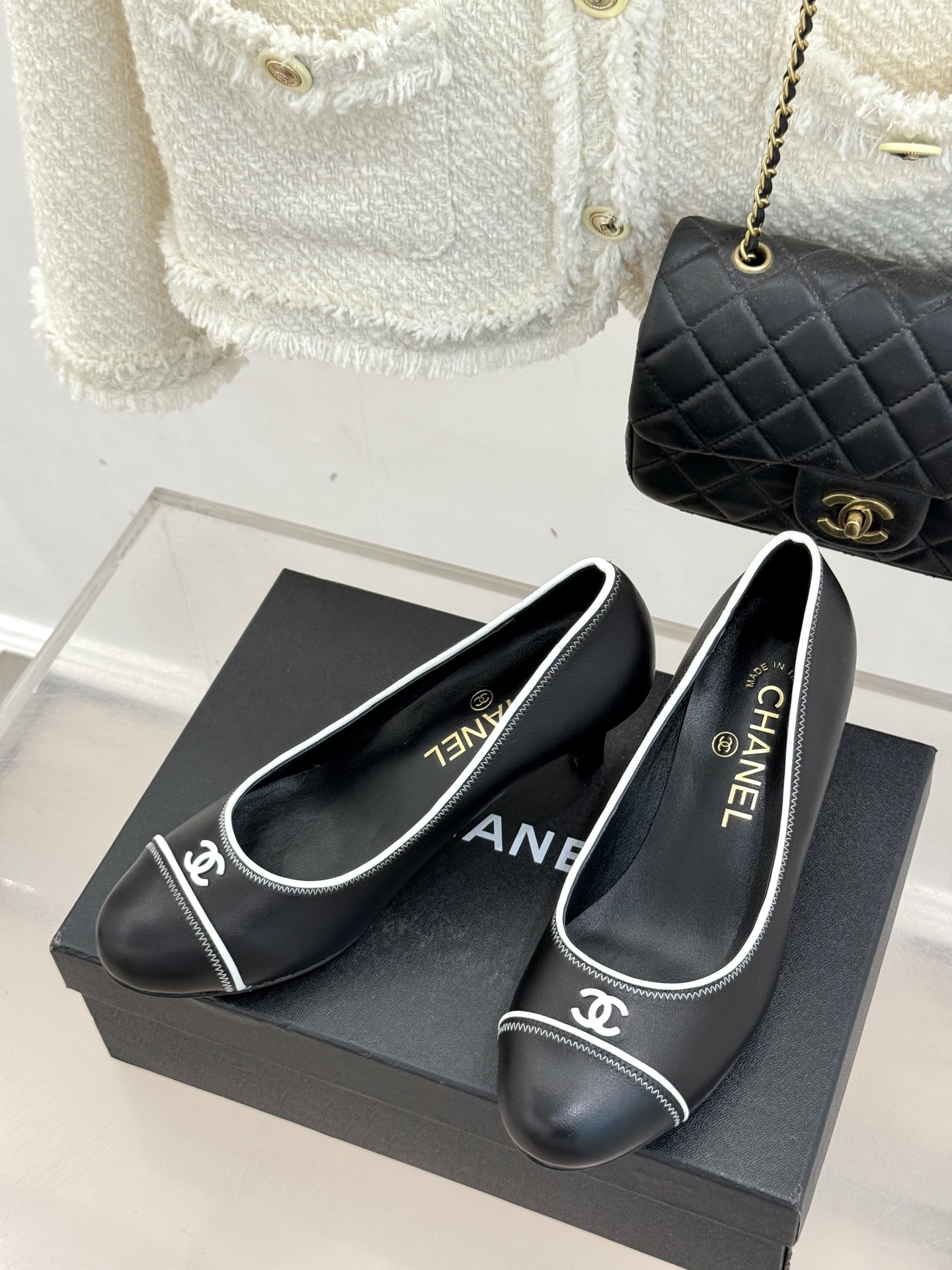 
CHANE*｜小香25s新品
中古圆头双C高跟鞋
经典双C 标识 复古圆头设计
自带岁月沉淀的优雅感。