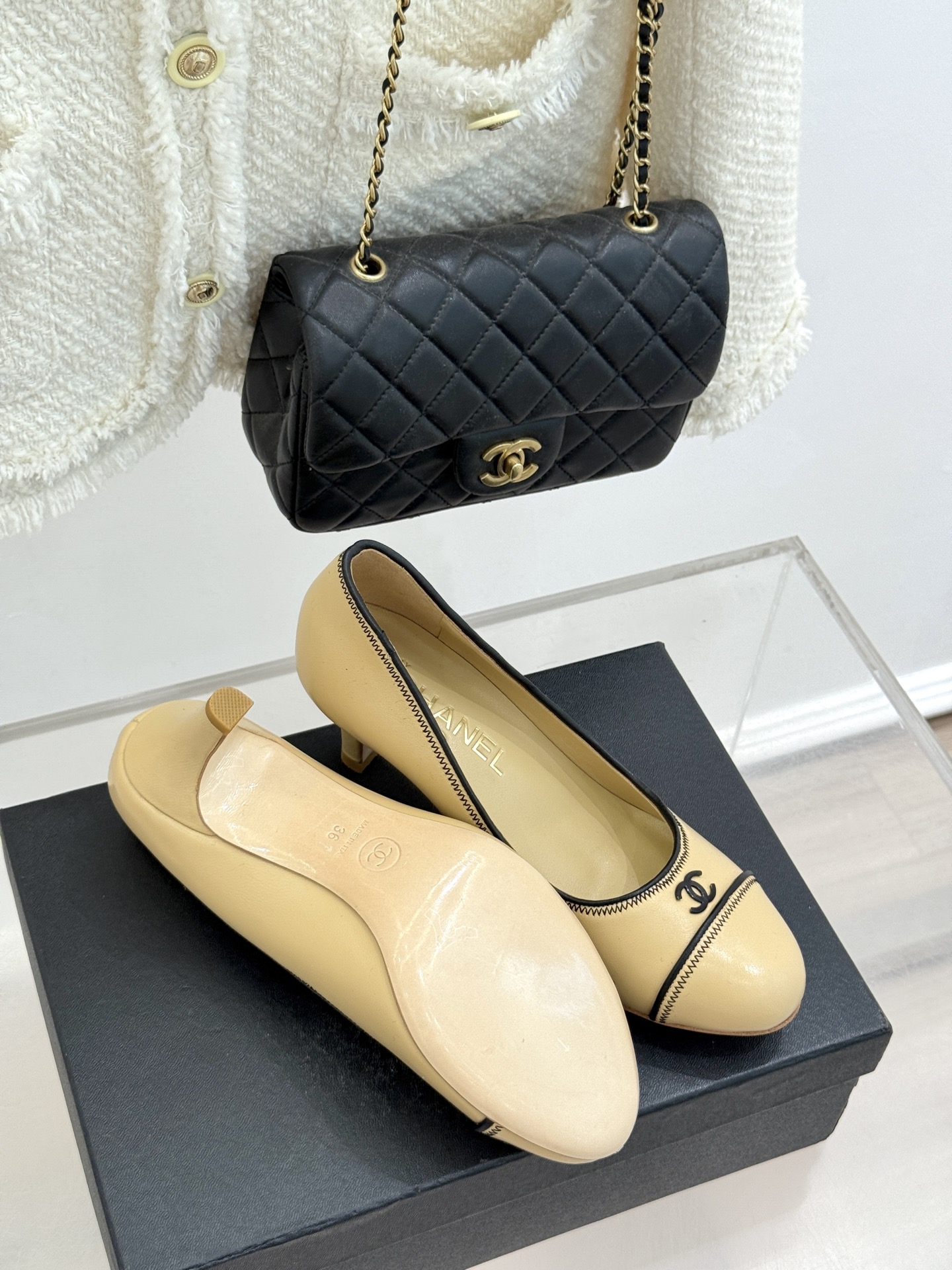 
CHANE*｜小香25s新品
中古圆头双C高跟鞋
经典双C 标识 复古圆头设计
自带岁月沉淀的优雅感。