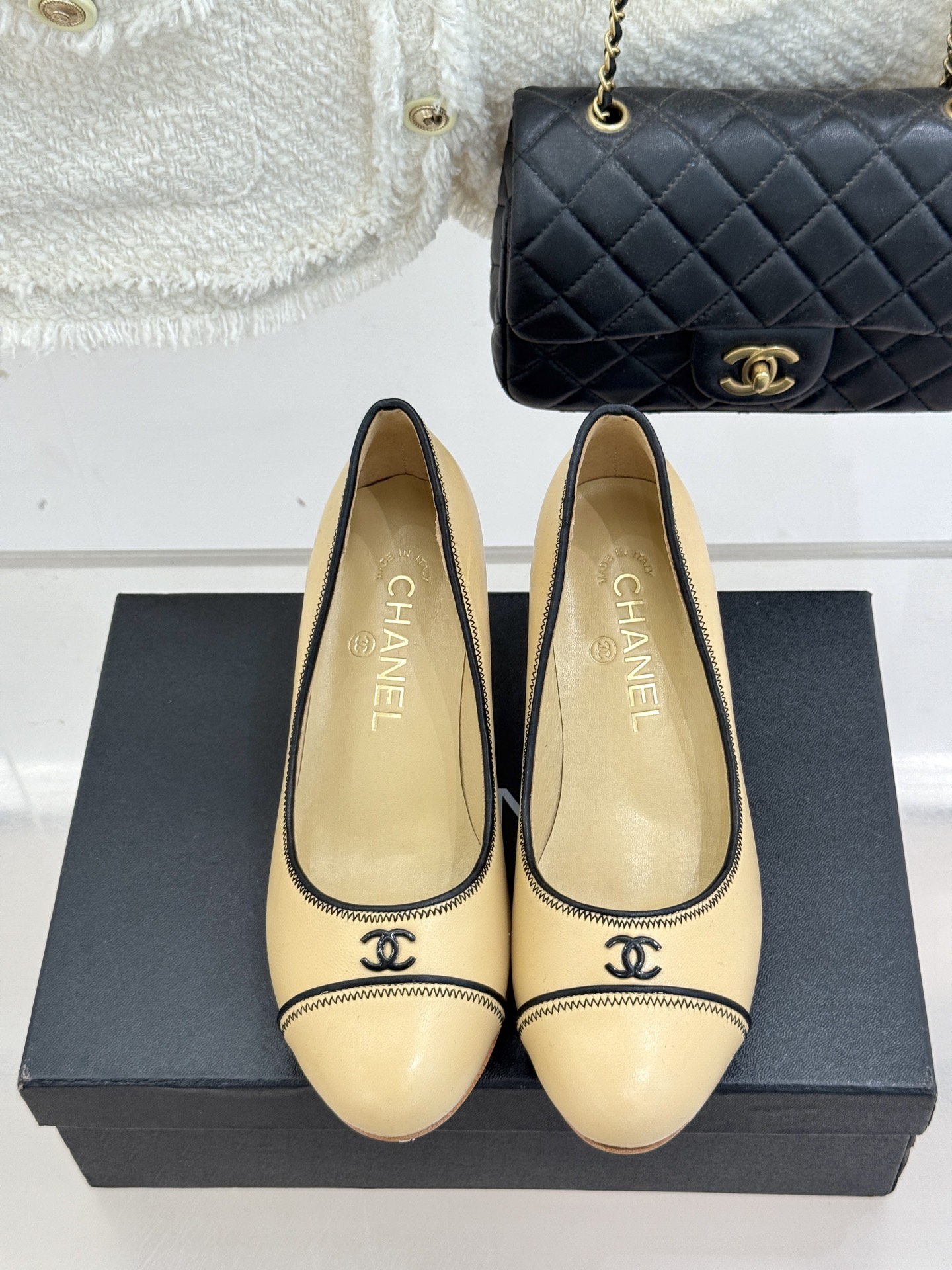 
CHANE*｜小香25s新品
中古圆头双C高跟鞋
经典双C 标识 复古圆头设计
自带岁月沉淀的优雅感。