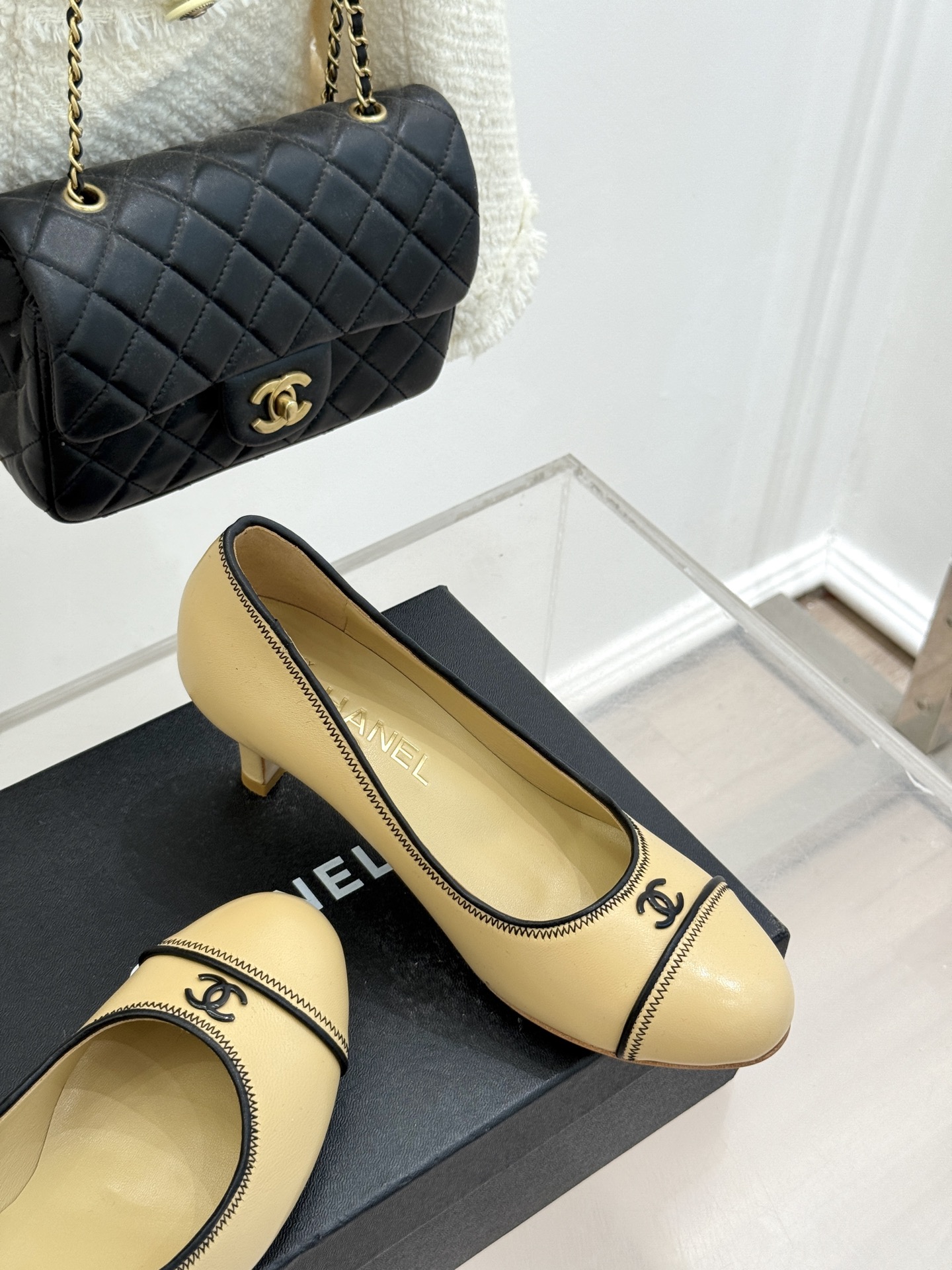 
CHANE*｜小香25s新品
中古圆头双C高跟鞋
经典双C 标识 复古圆头设计
自带岁月沉淀的优雅感。