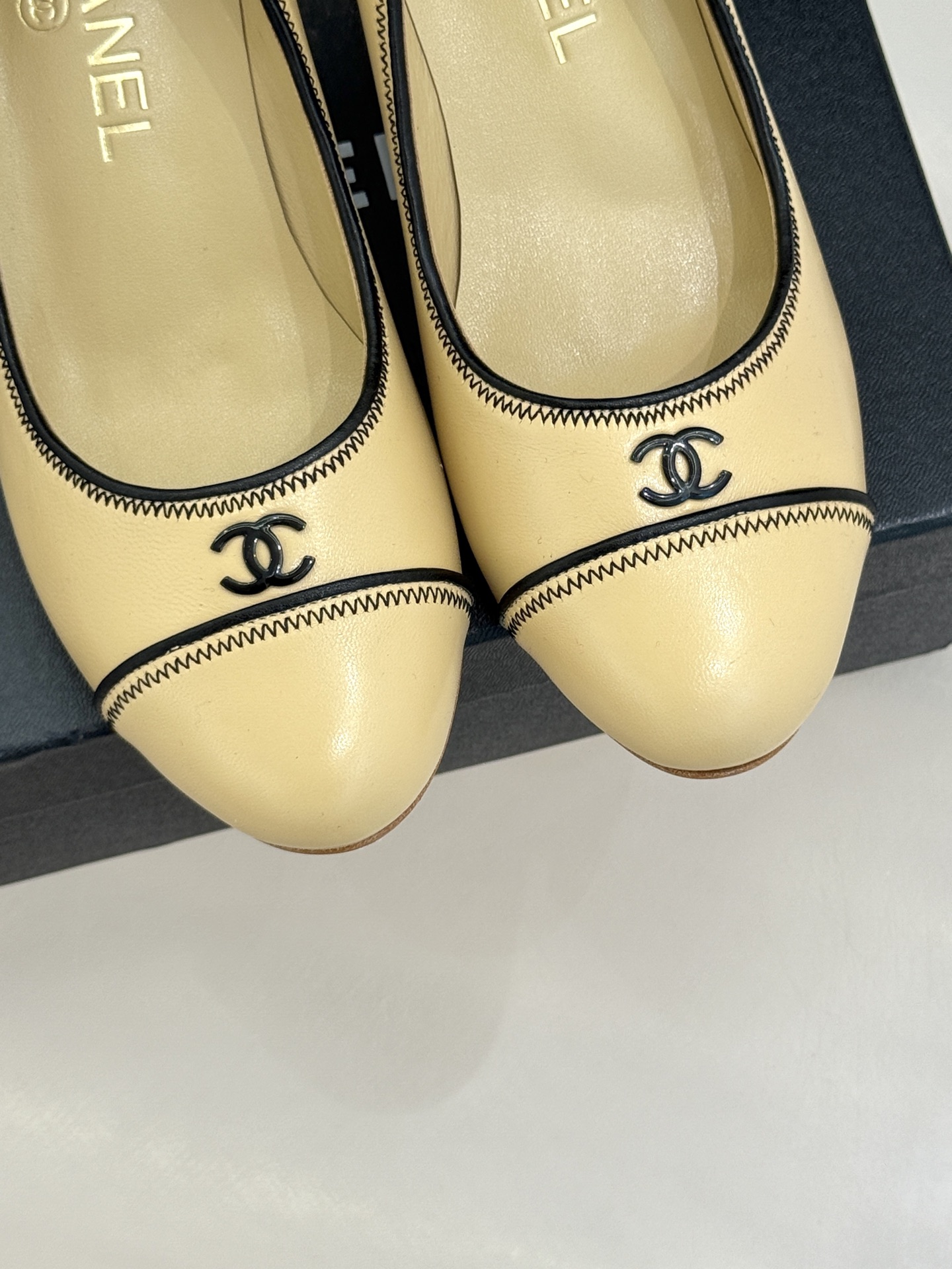 
CHANE*｜小香25s新品
中古圆头双C高跟鞋
经典双C 标识 复古圆头设计
自带岁月沉淀的优雅感。