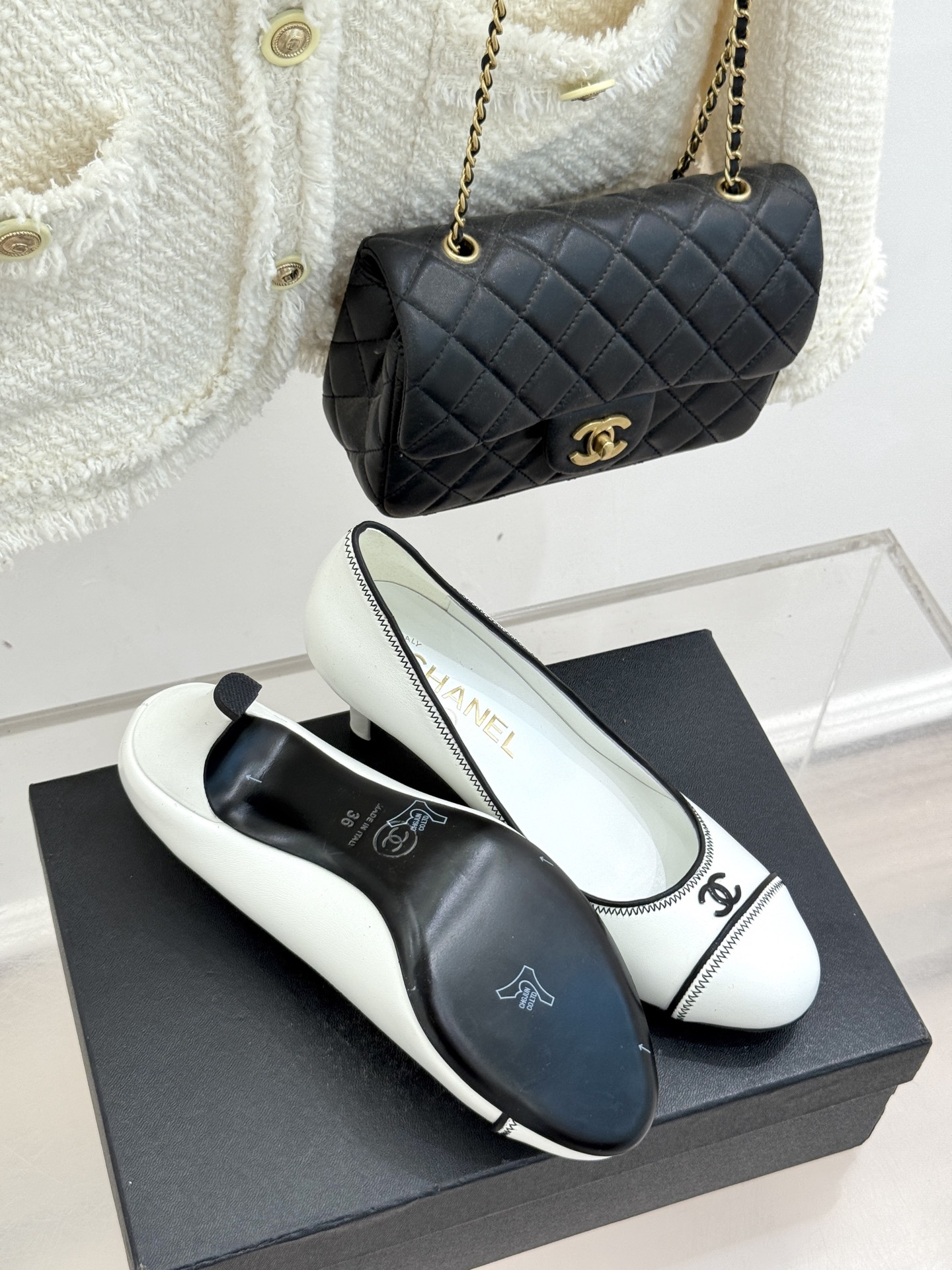 
CHANE*｜小香25s新品
中古圆头双C高跟鞋
经典双C 标识 复古圆头设计
自带岁月沉淀的优雅感。