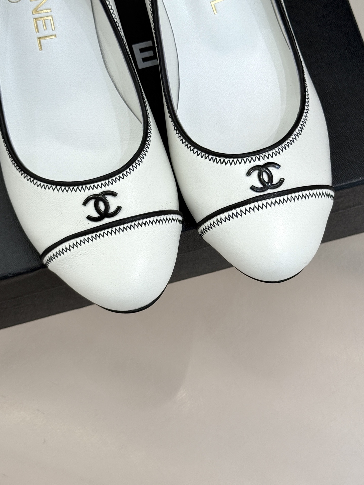 
CHANE*｜小香25s新品
中古圆头双C高跟鞋
经典双C 标识 复古圆头设计
自带岁月沉淀的优雅感。