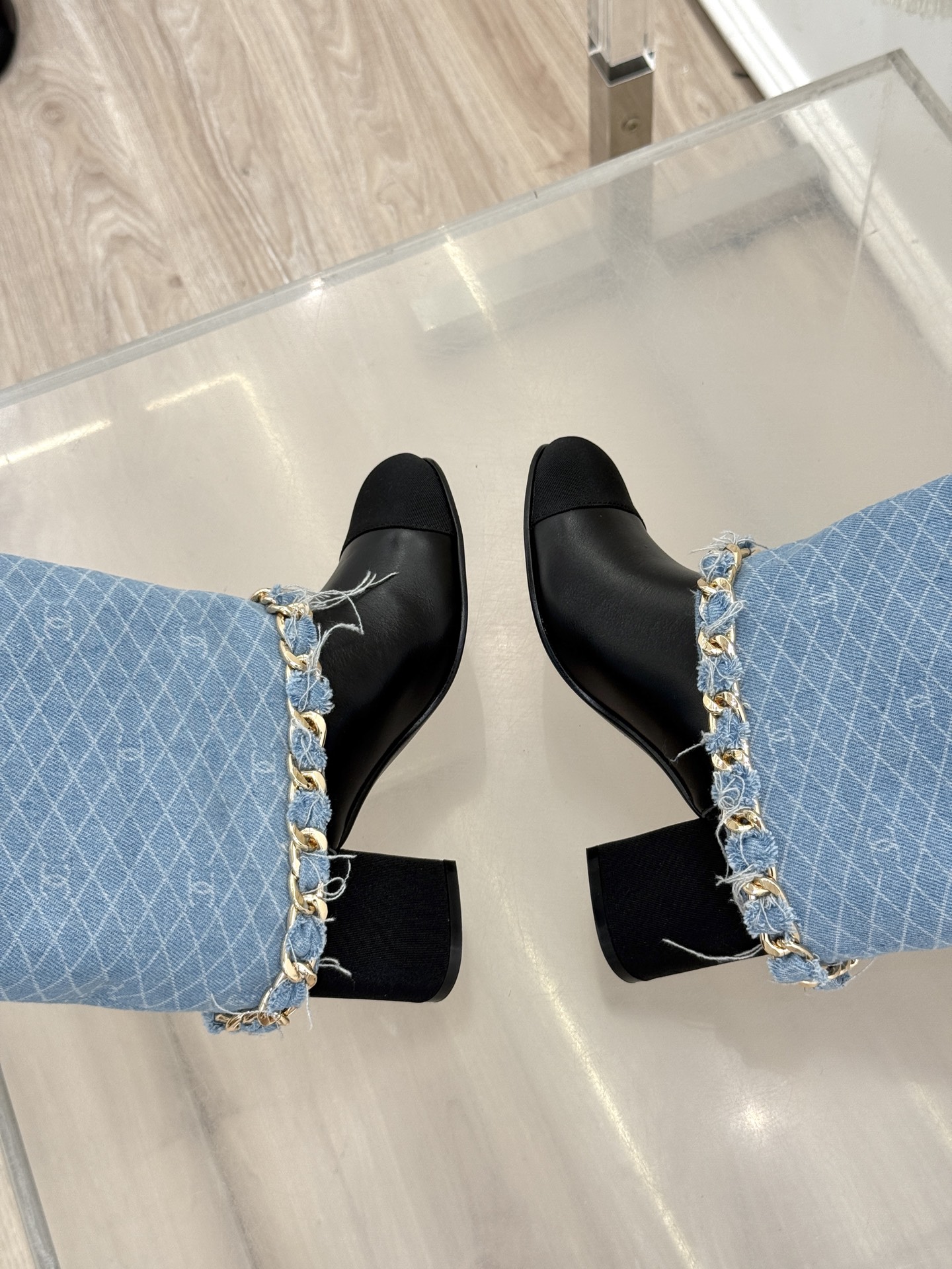 
CHANE*｜小香25k秋冬新品大链条拼色
粗跟裤管靴
标志性的大链条设计，把经典玩出花！
粗旷却不失