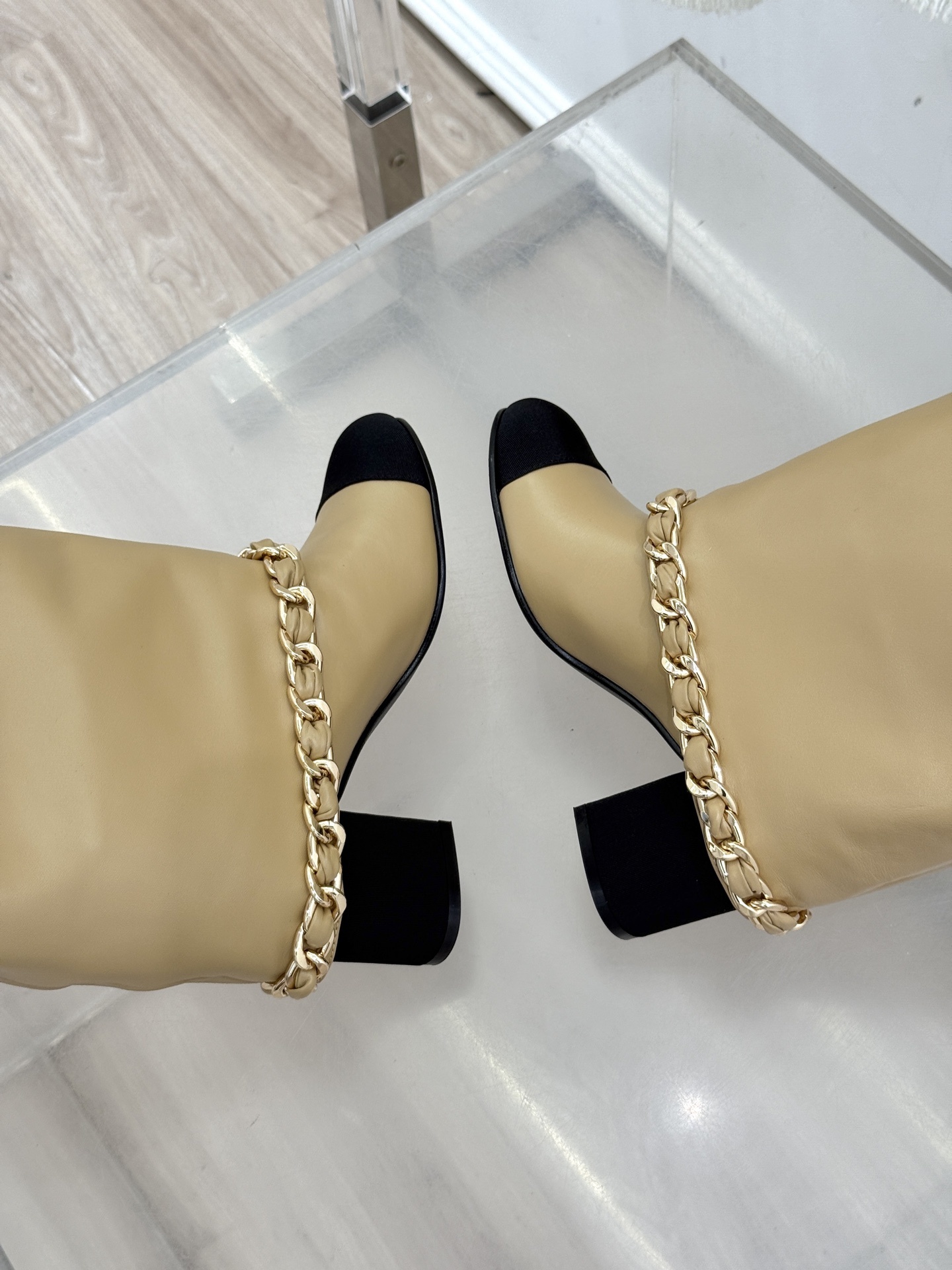CHANE*|小香25k秋冬新品大链条拼色
粗跟裤管靴
标志性的大链条设计,把经典玩出花!
粗旷却不失