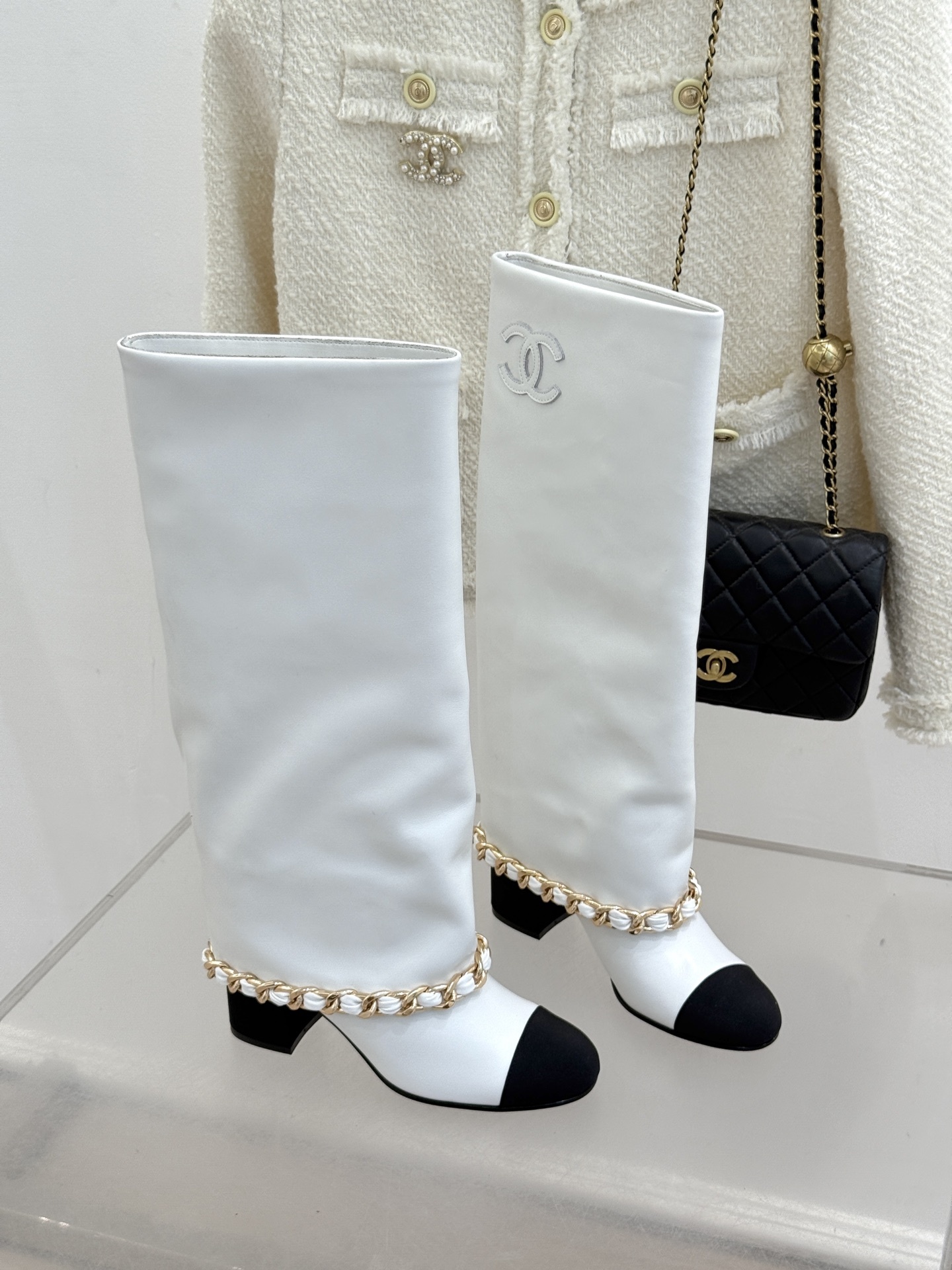 CHANE*|小香25k秋冬新品大链条拼色
粗跟裤管靴
标志性的大链条设计,把经典玩出花!
粗旷却不失