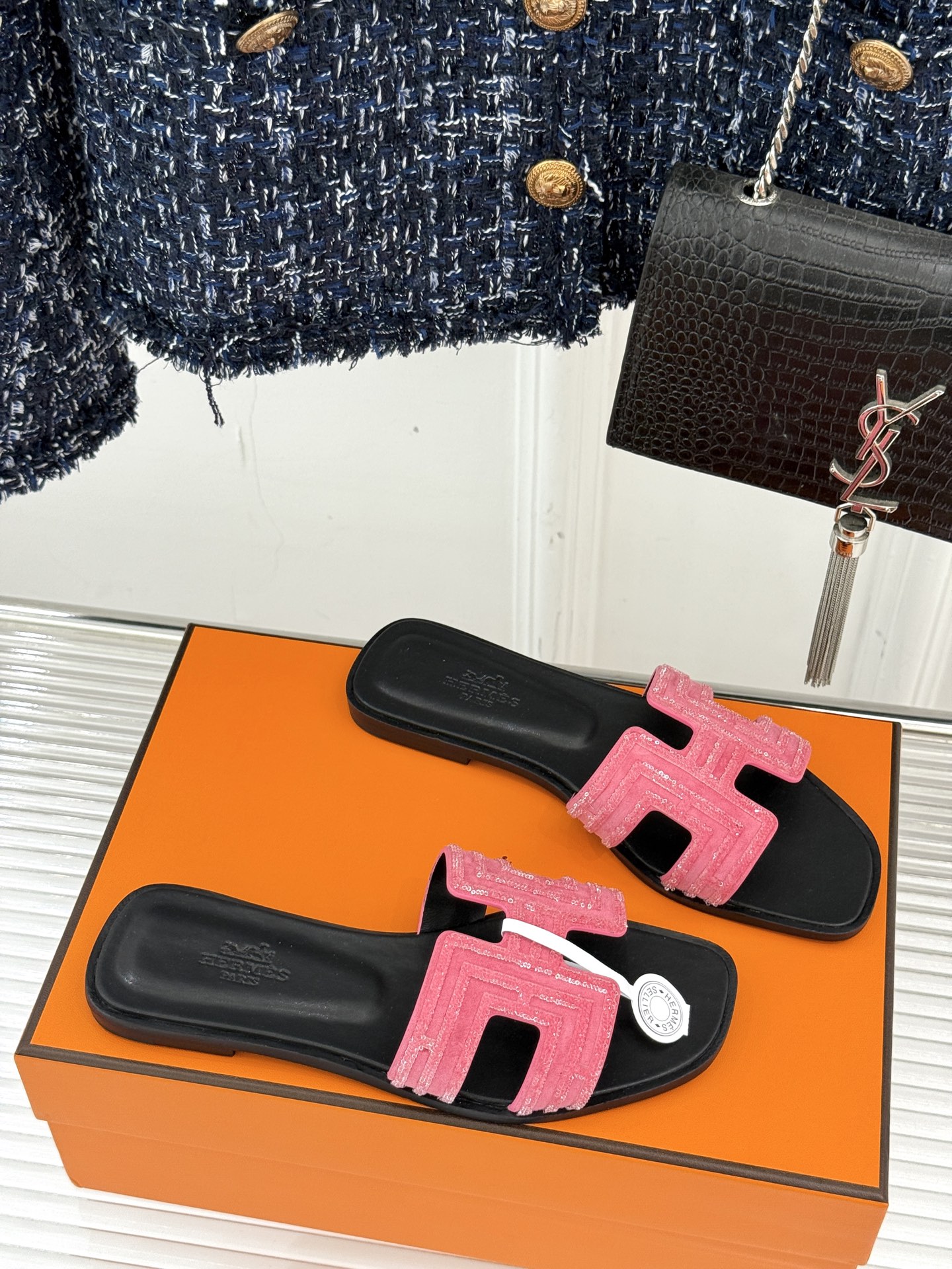 
Hermès/爱马仕经典春夏H平底拖鞋
夏日拖鞋矩阵已就位✨  
经典H型搭扣+闪耀钻饰
粉棕黑配色适