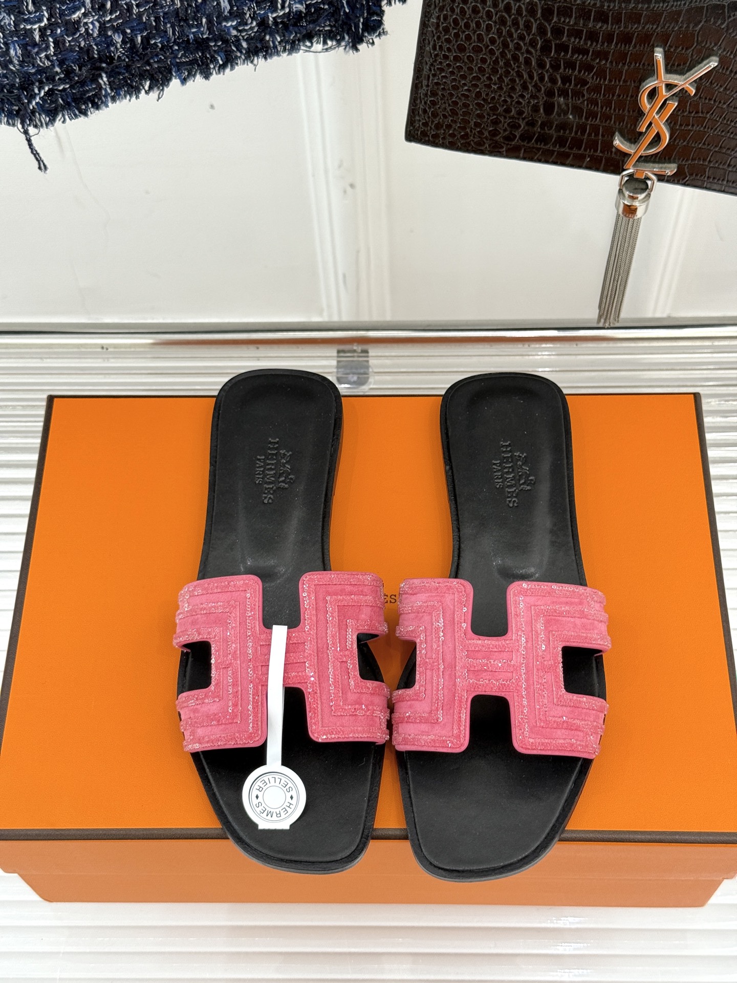 
Hermès/爱马仕经典春夏H平底拖鞋
夏日拖鞋矩阵已就位✨  
经典H型搭扣+闪耀钻饰
粉棕黑配色适