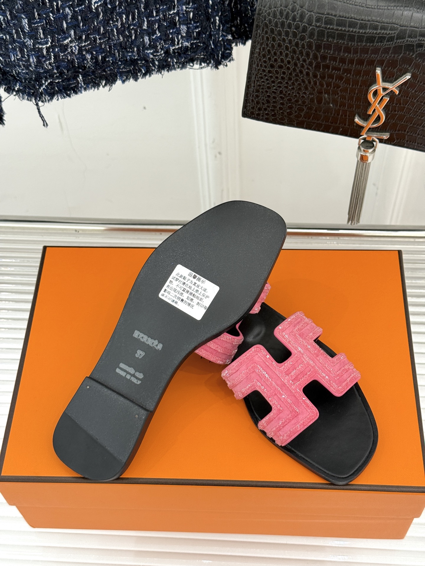 
Hermès/爱马仕经典春夏H平底拖鞋
夏日拖鞋矩阵已就位✨  
经典H型搭扣+闪耀钻饰
粉棕黑配色适