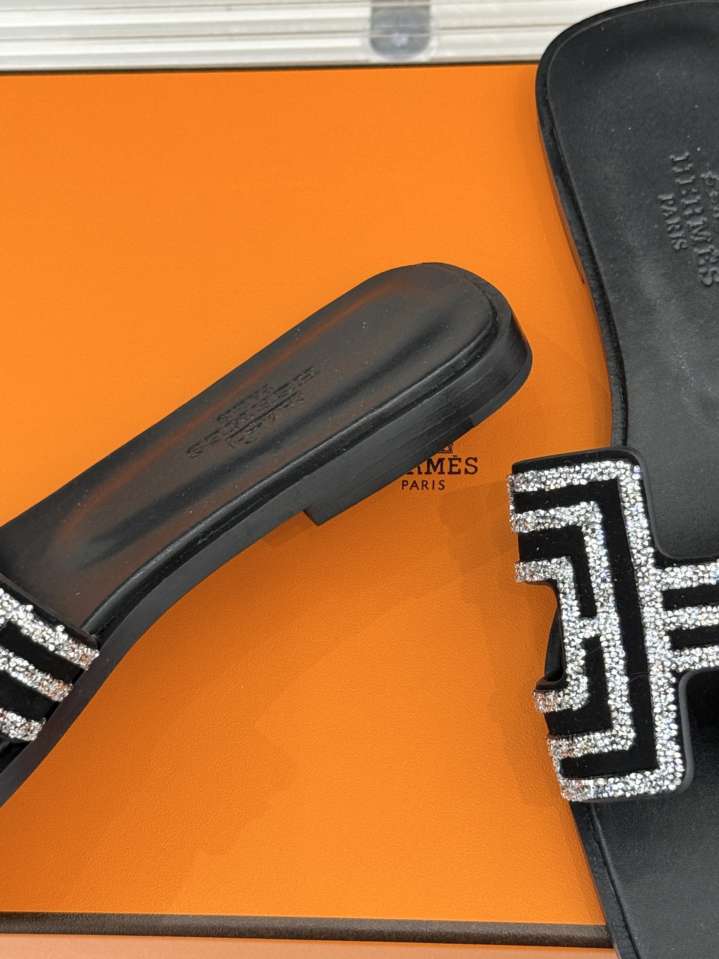 
Hermès/爱马仕经典春夏H平底拖鞋
夏日拖鞋矩阵已就位✨  
经典H型搭扣+闪耀钻饰
粉棕黑配色适