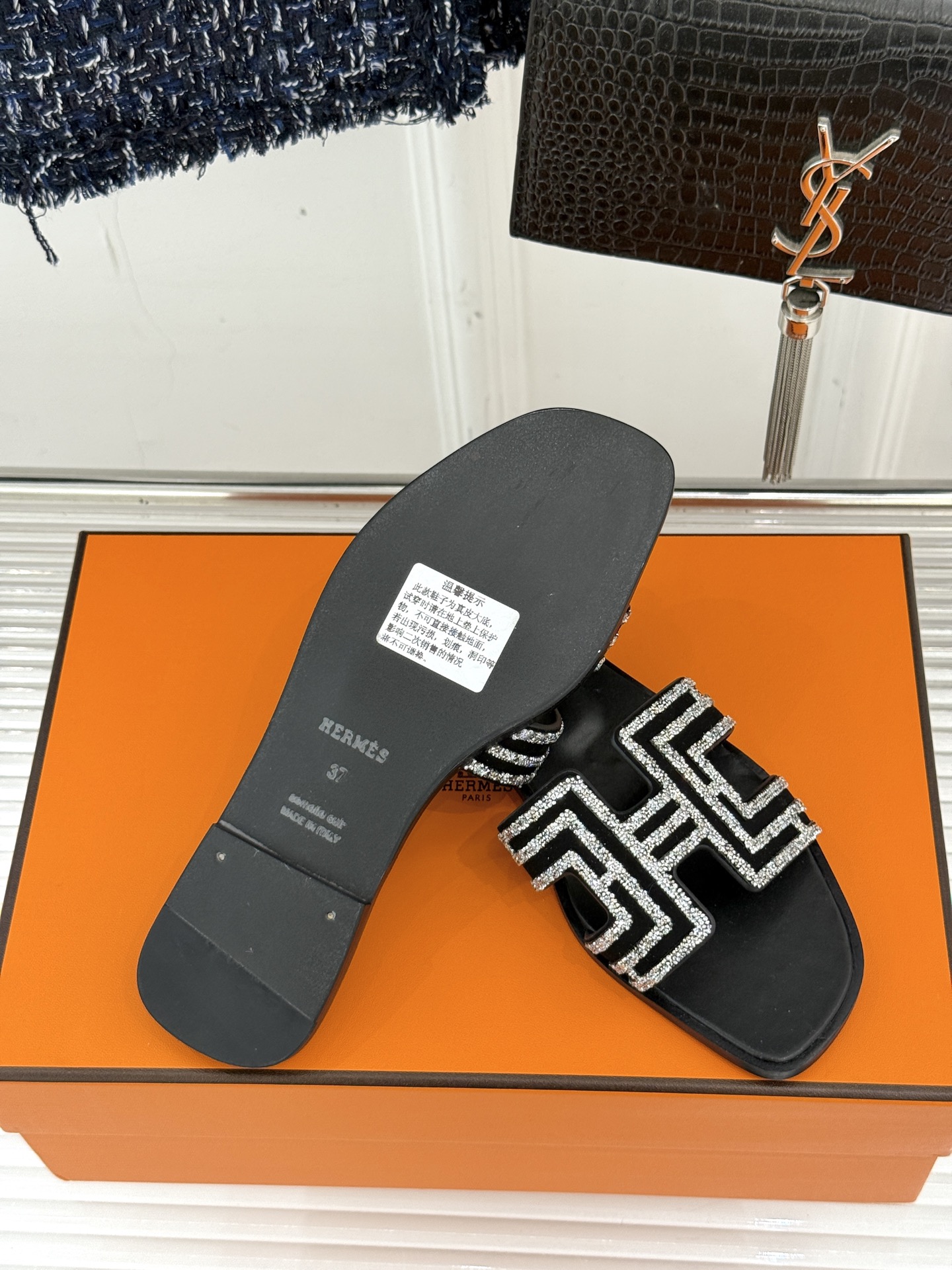 
Hermès/爱马仕经典春夏H平底拖鞋
夏日拖鞋矩阵已就位✨  
经典H型搭扣+闪耀钻饰
粉棕黑配色适