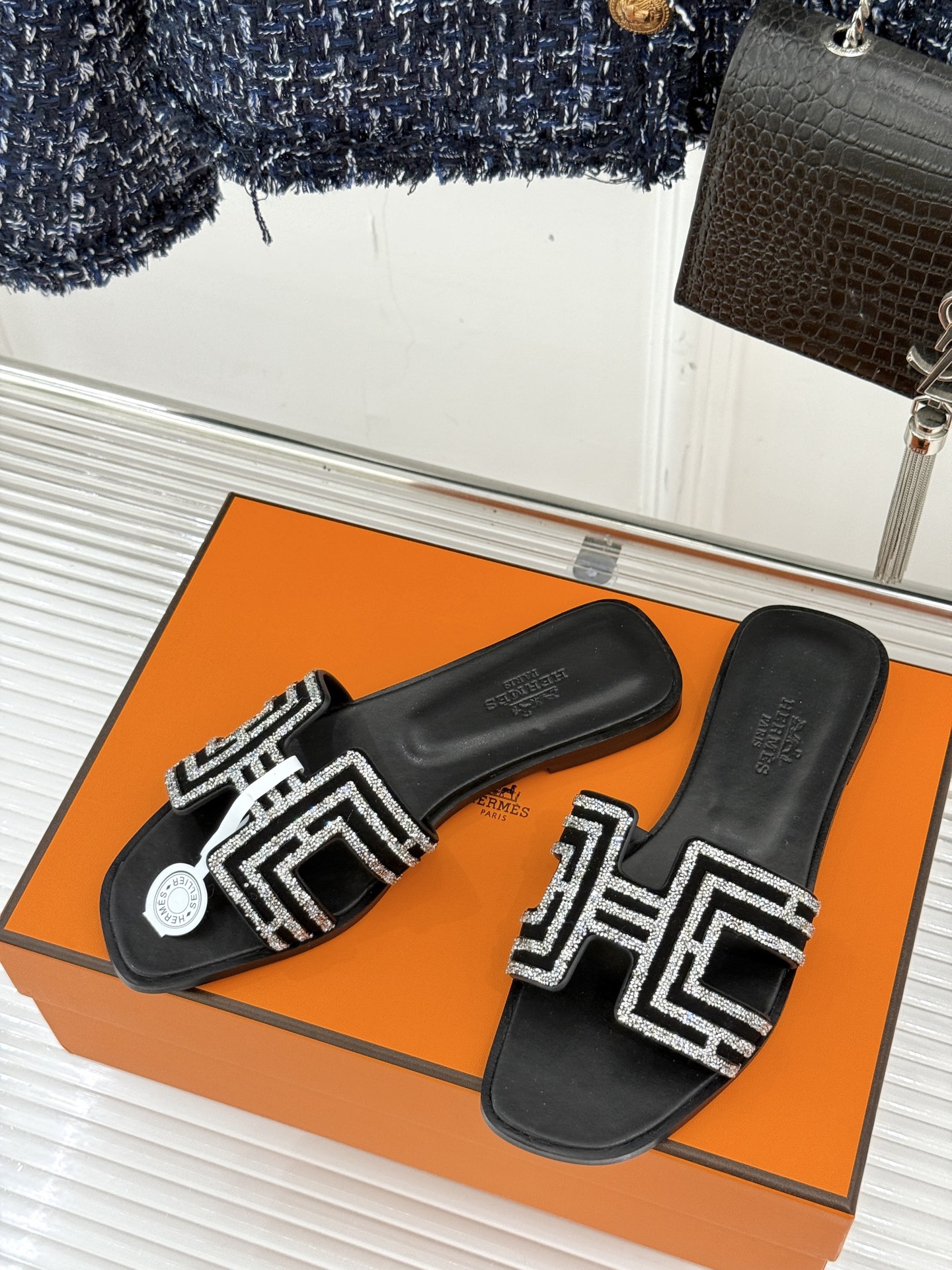 
Hermès/爱马仕经典春夏H平底拖鞋
夏日拖鞋矩阵已就位✨  
经典H型搭扣+闪耀钻饰
粉棕黑配色适