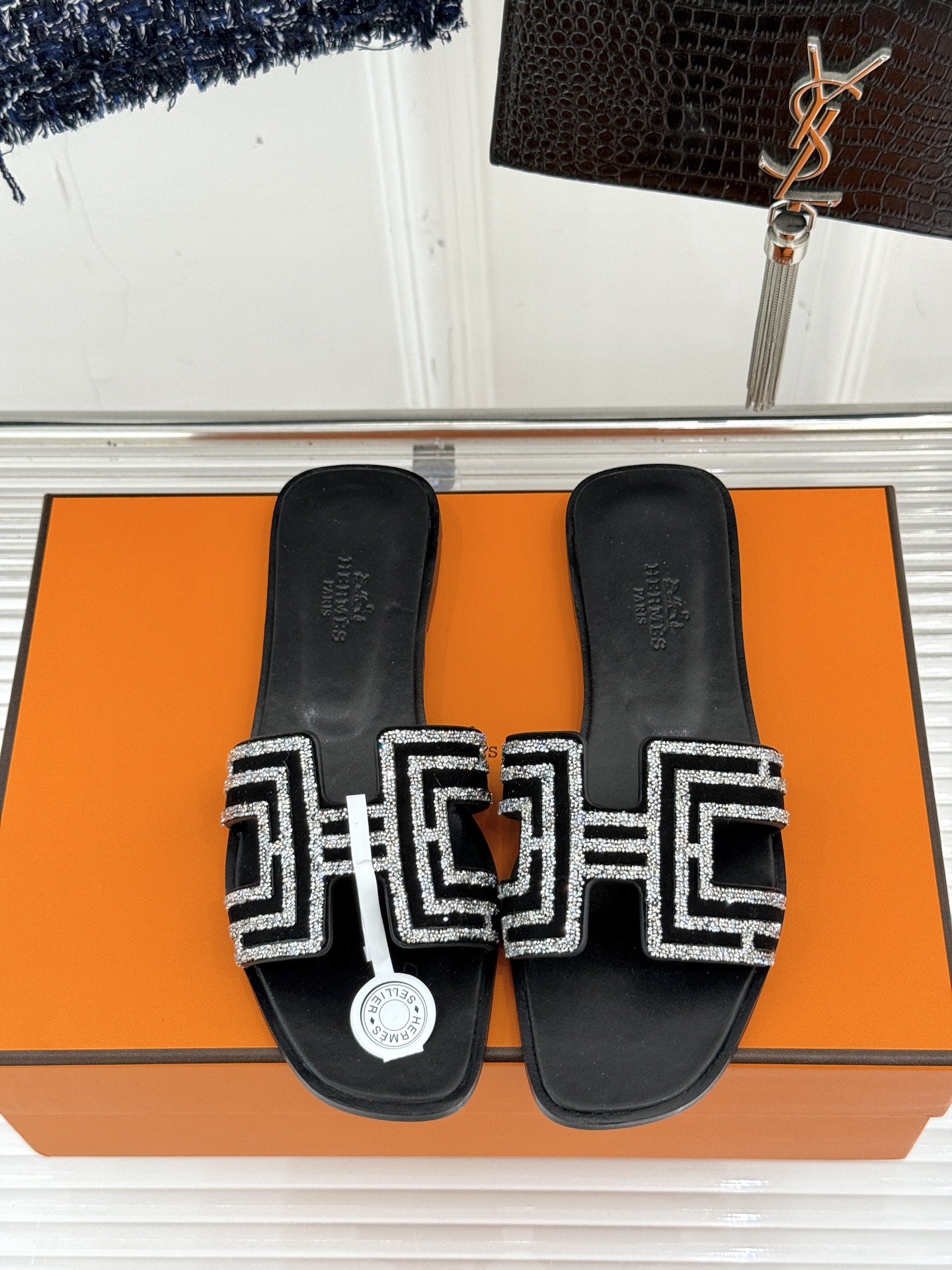 
Hermès/爱马仕经典春夏H平底拖鞋
夏日拖鞋矩阵已就位✨  
经典H型搭扣+闪耀钻饰
粉棕黑配色适