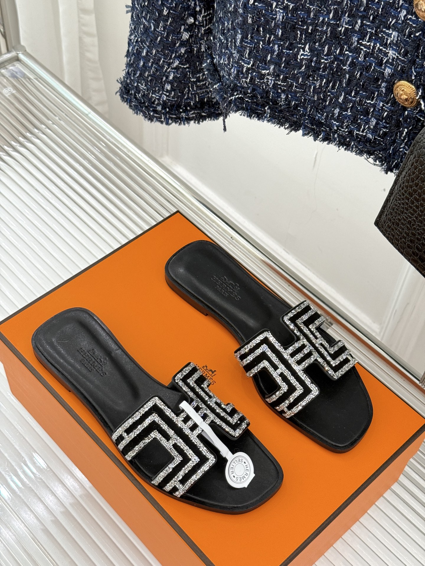 
Hermès/爱马仕经典春夏H平底拖鞋
夏日拖鞋矩阵已就位✨  
经典H型搭扣+闪耀钻饰
粉棕黑配色适