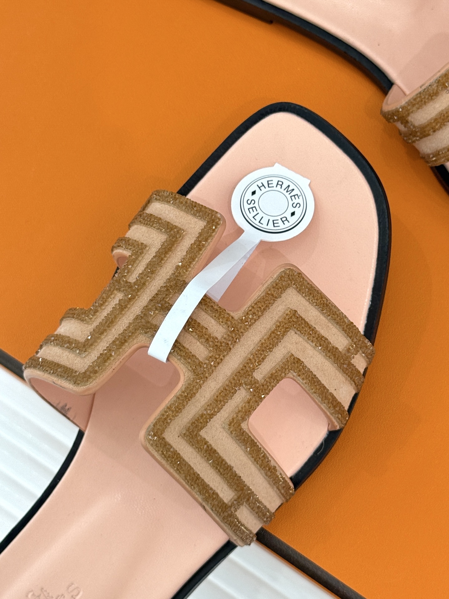 
Hermès/爱马仕经典春夏H平底拖鞋
夏日拖鞋矩阵已就位✨  
经典H型搭扣+闪耀钻饰
粉棕黑配色适