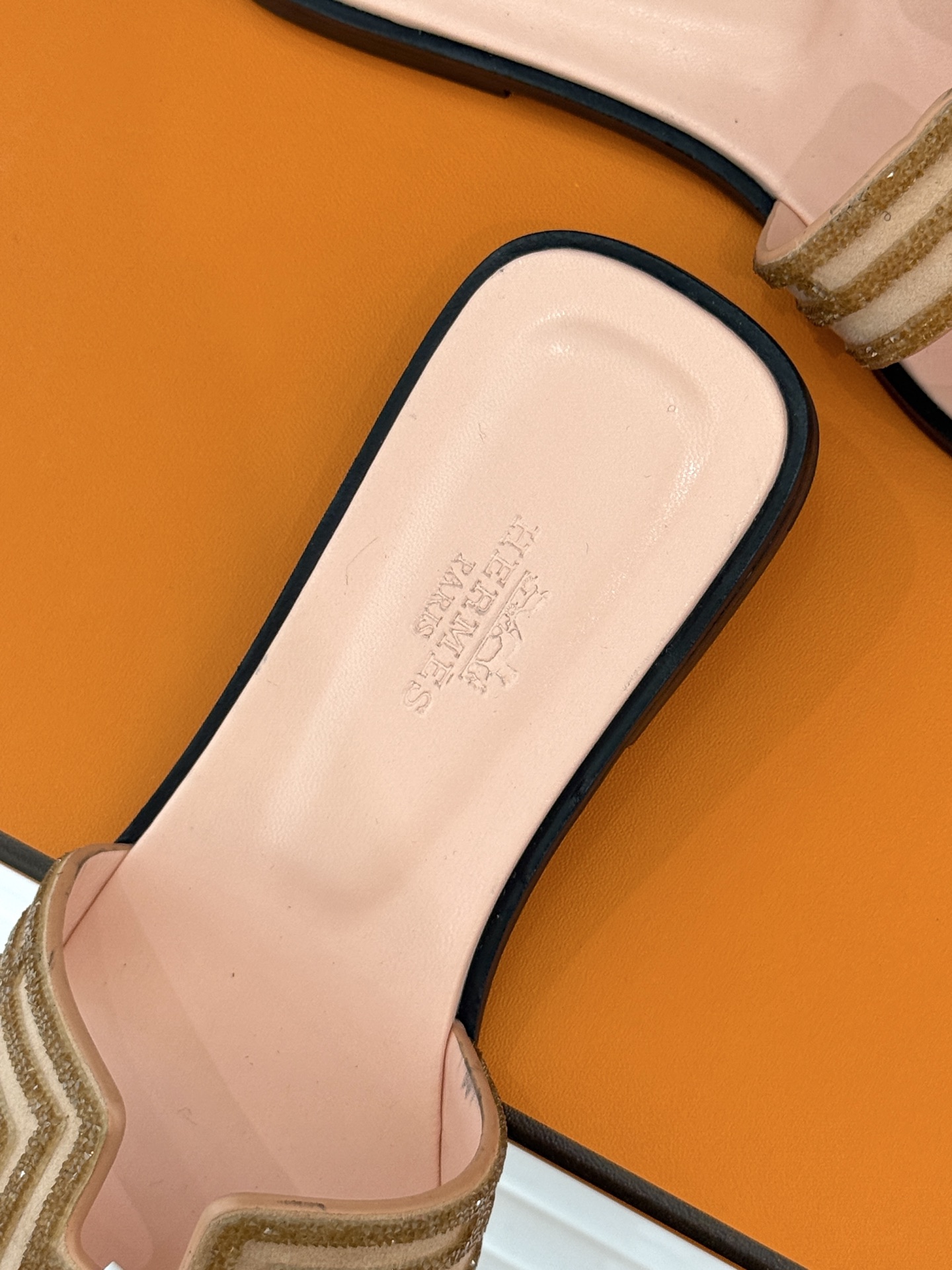 
Hermès/爱马仕经典春夏H平底拖鞋
夏日拖鞋矩阵已就位✨  
经典H型搭扣+闪耀钻饰
粉棕黑配色适