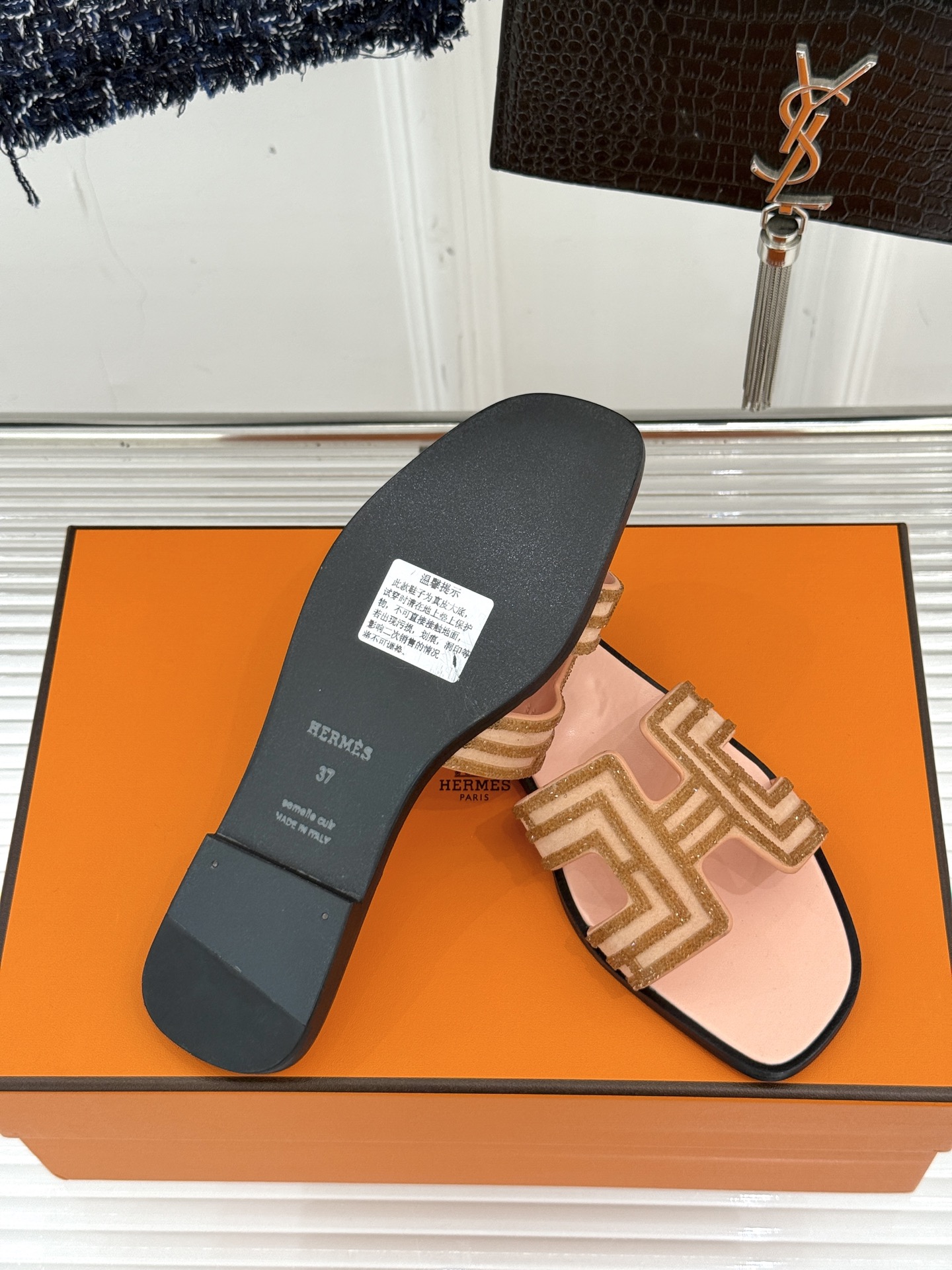 
Hermès/爱马仕经典春夏H平底拖鞋
夏日拖鞋矩阵已就位✨  
经典H型搭扣+闪耀钻饰
粉棕黑配色适
