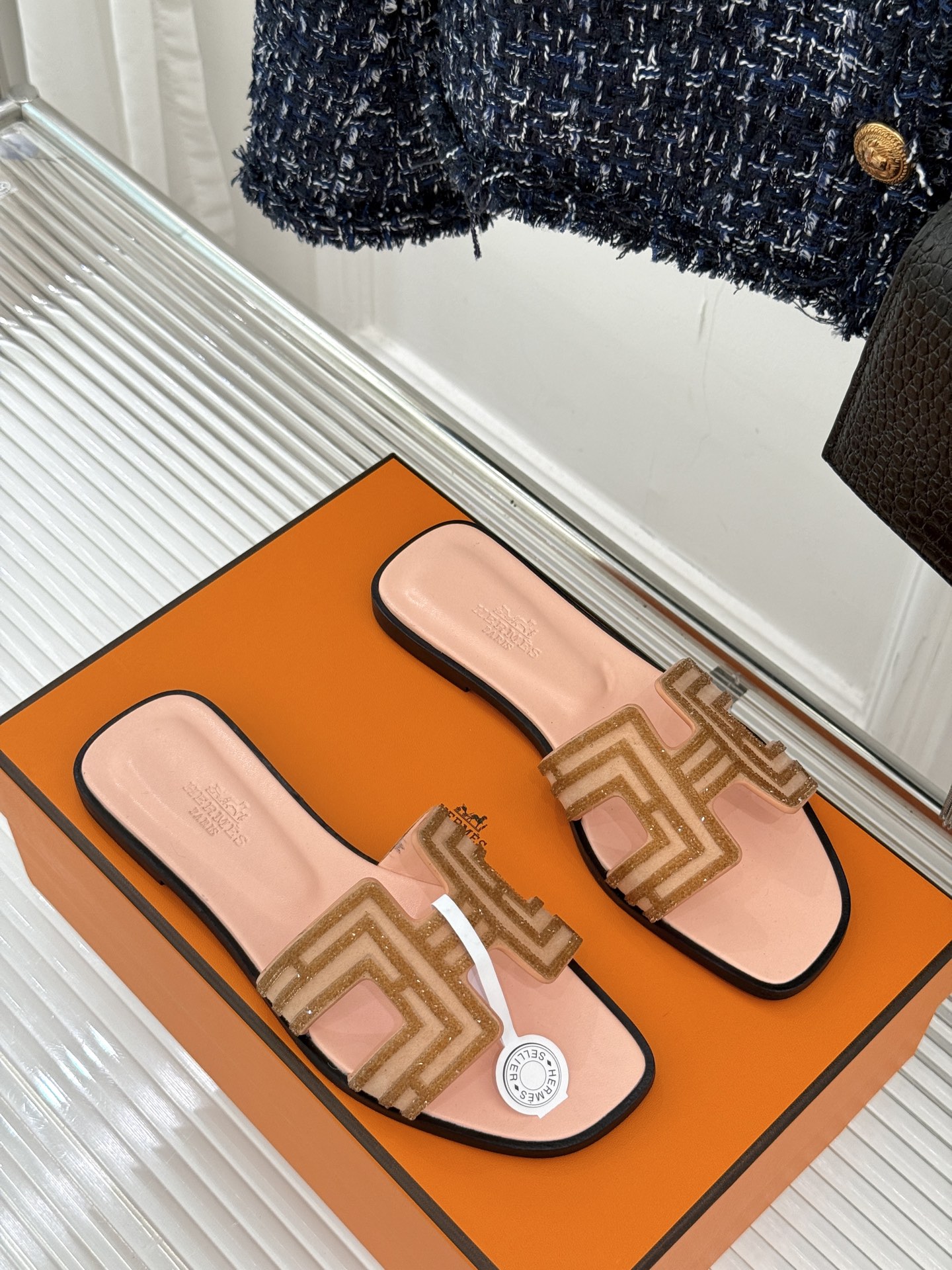 
Hermès/爱马仕经典春夏H平底拖鞋
夏日拖鞋矩阵已就位✨  
经典H型搭扣+闪耀钻饰
粉棕黑配色适