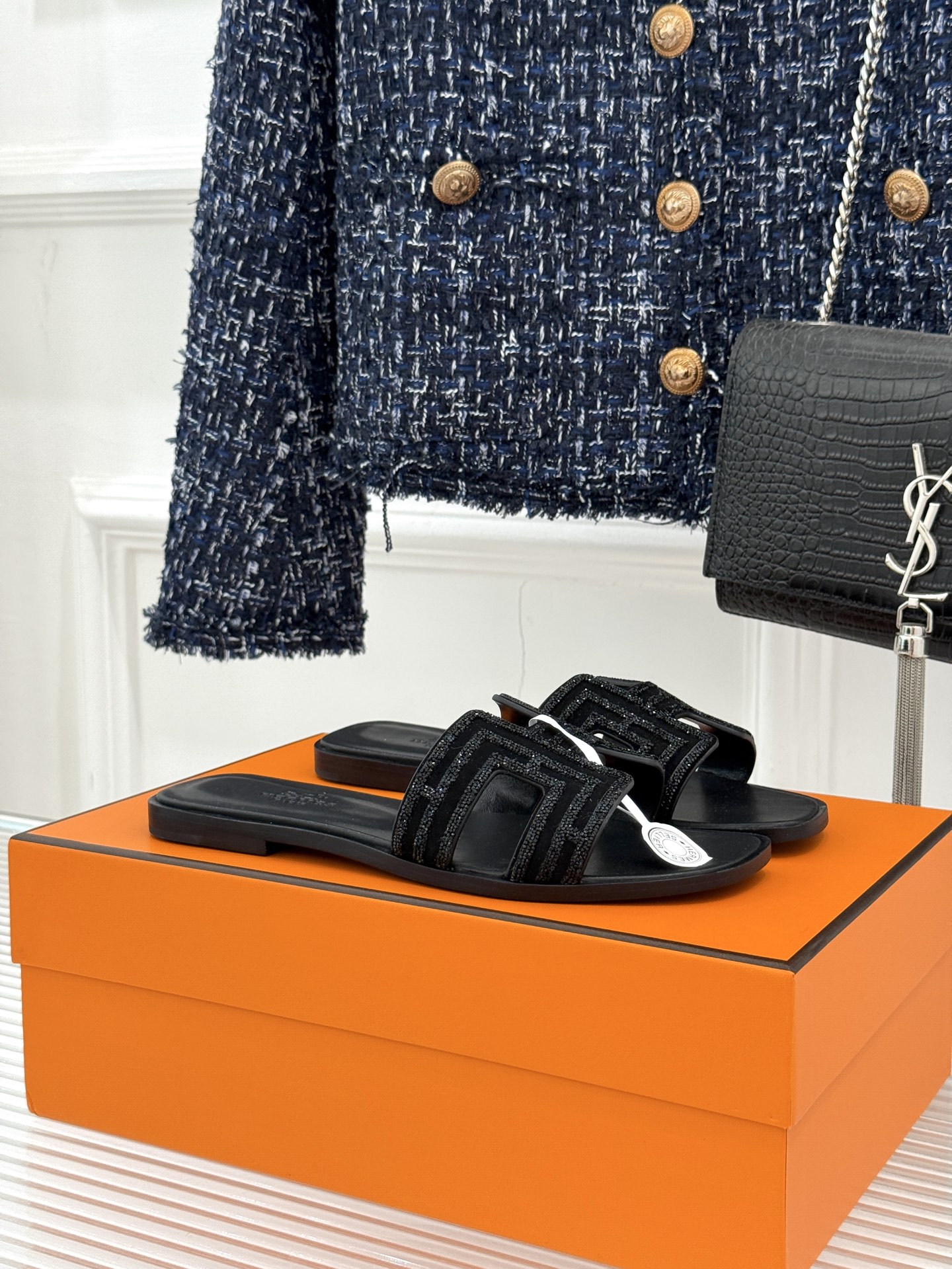 
Hermès/爱马仕经典春夏H平底拖鞋
夏日拖鞋矩阵已就位✨  
经典H型搭扣+闪耀钻饰
粉棕黑配色适
