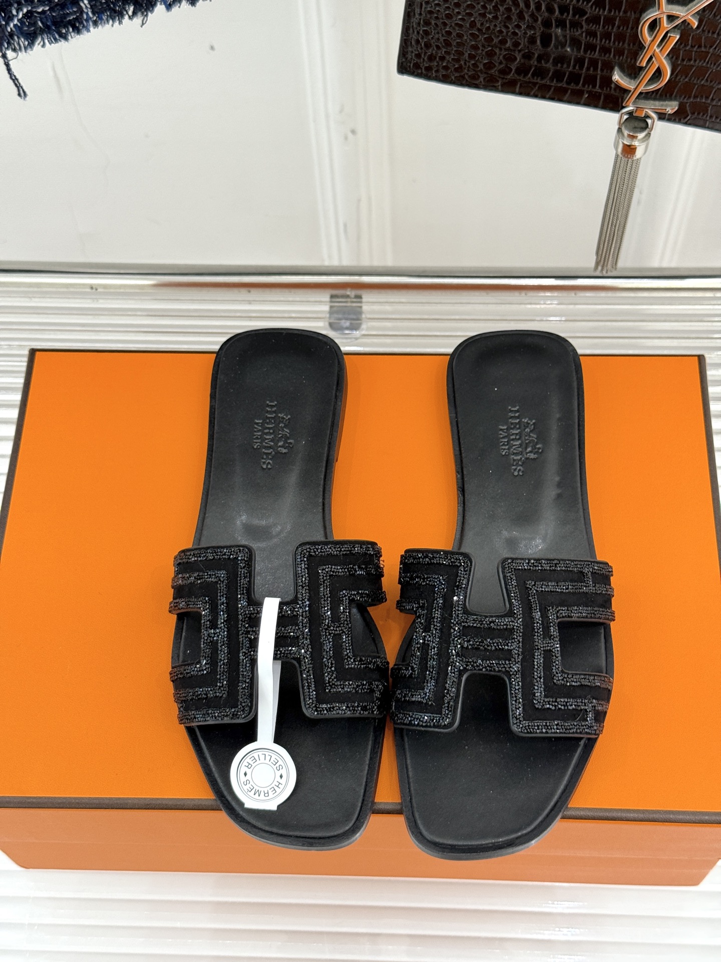 
Hermès/爱马仕经典春夏H平底拖鞋
夏日拖鞋矩阵已就位✨  
经典H型搭扣+闪耀钻饰
粉棕黑配色适