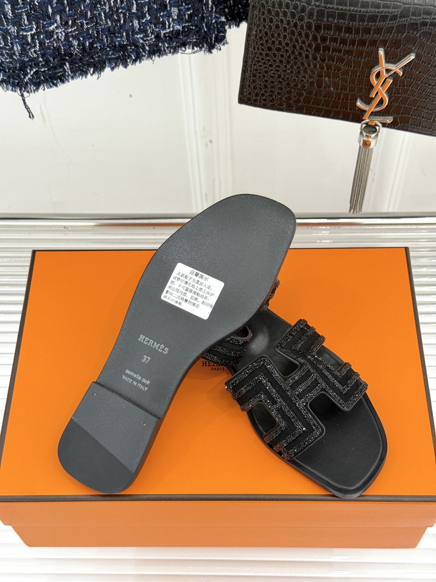 
Hermès/爱马仕经典春夏H平底拖鞋
夏日拖鞋矩阵已就位✨  
经典H型搭扣+闪耀钻饰
粉棕黑配色适
