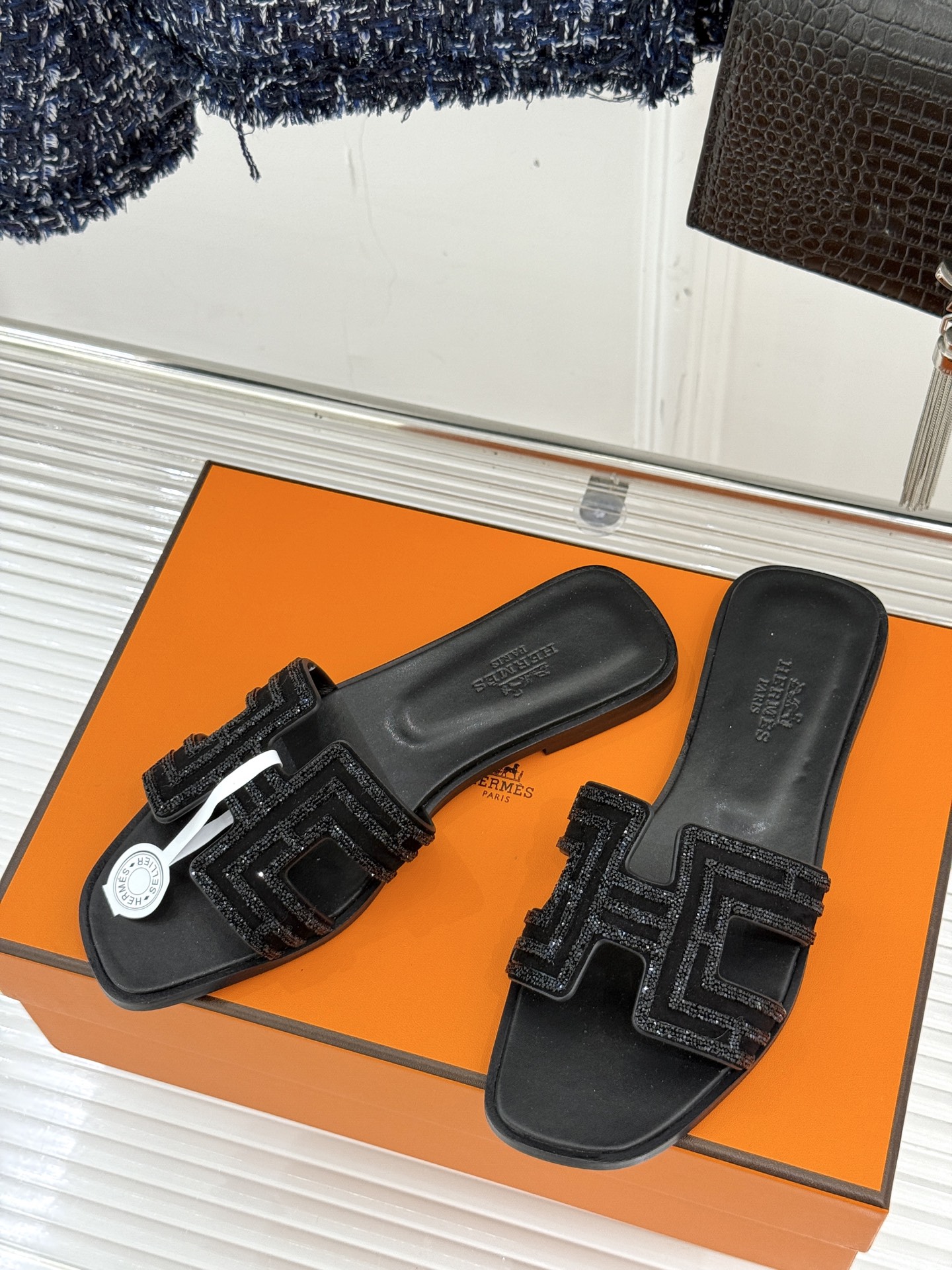 
Hermès/爱马仕经典春夏H平底拖鞋
夏日拖鞋矩阵已就位✨  
经典H型搭扣+闪耀钻饰
粉棕黑配色适