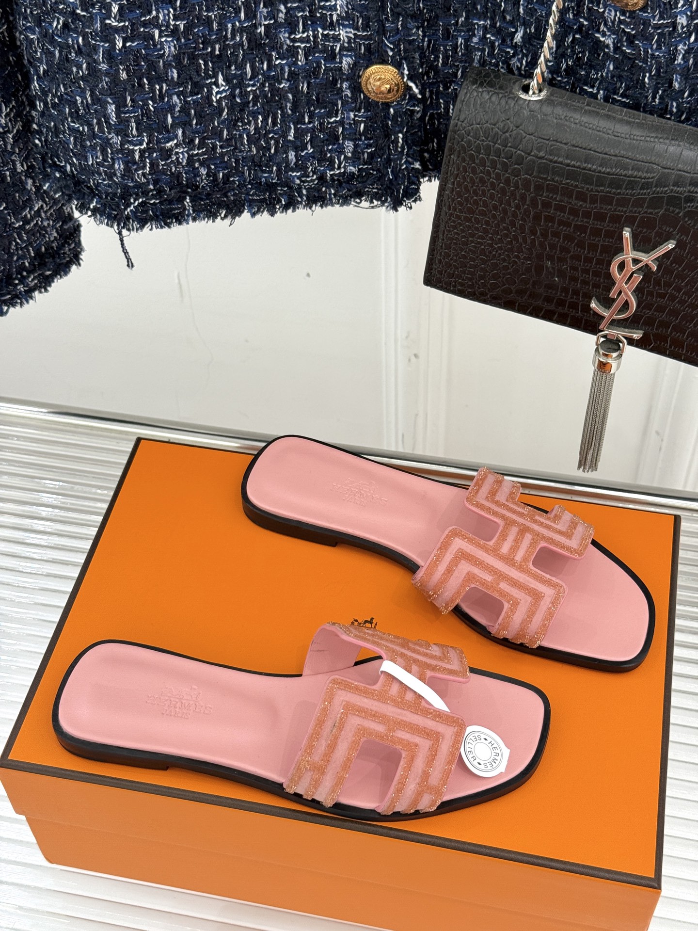 
Hermès/爱马仕经典春夏H平底拖鞋
夏日拖鞋矩阵已就位✨  
经典H型搭扣+闪耀钻饰
粉棕黑配色适
