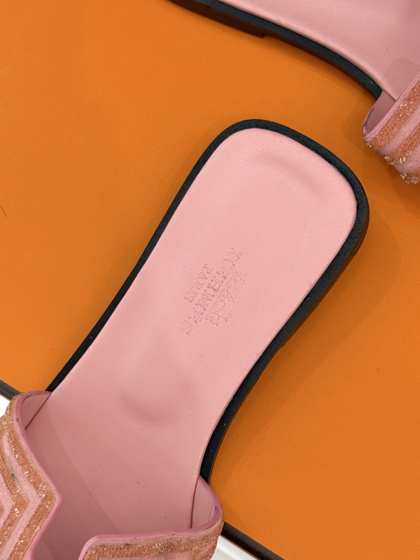 
Hermès/爱马仕经典春夏H平底拖鞋
夏日拖鞋矩阵已就位✨  
经典H型搭扣+闪耀钻饰
粉棕黑配色适