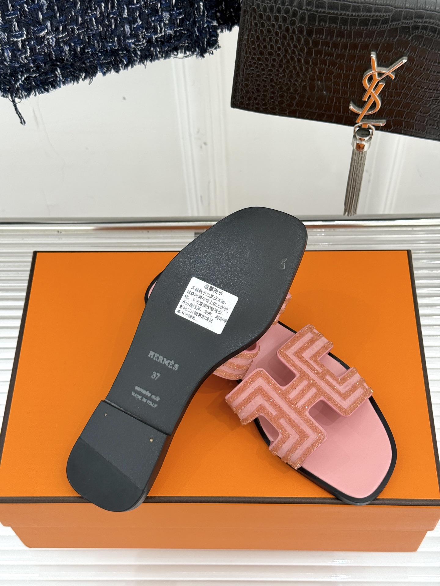 
Hermès/爱马仕经典春夏H平底拖鞋
夏日拖鞋矩阵已就位✨  
经典H型搭扣+闪耀钻饰
粉棕黑配色适