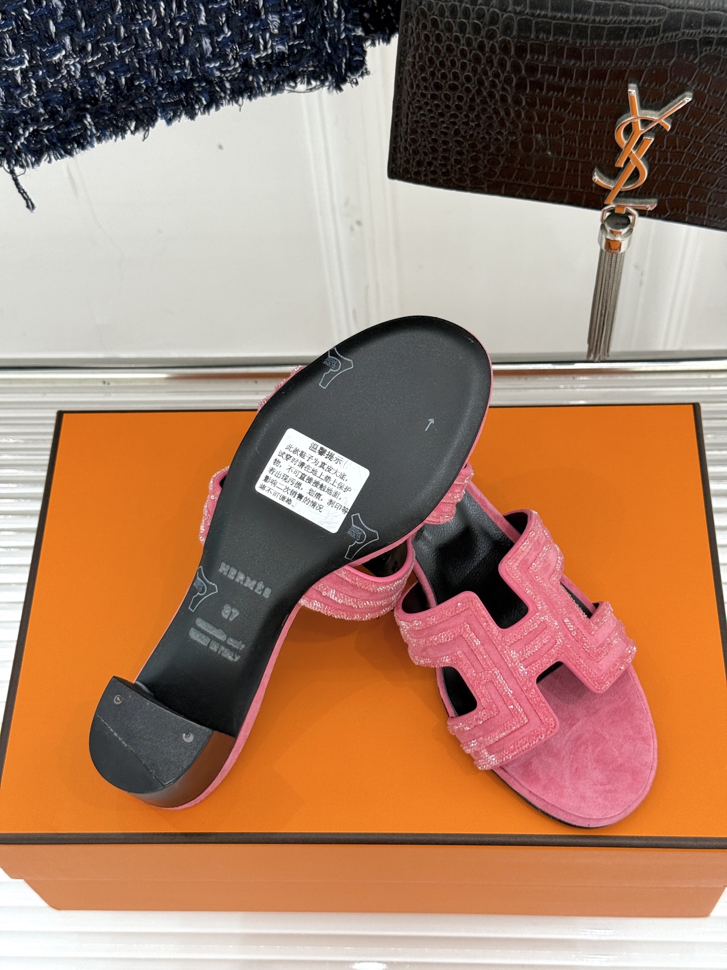 
Hermès/爱马仕经典春夏H平底拖鞋
夏日拖鞋矩阵已就位✨  
经典H型搭扣+闪耀钻饰
粉棕黑配色适