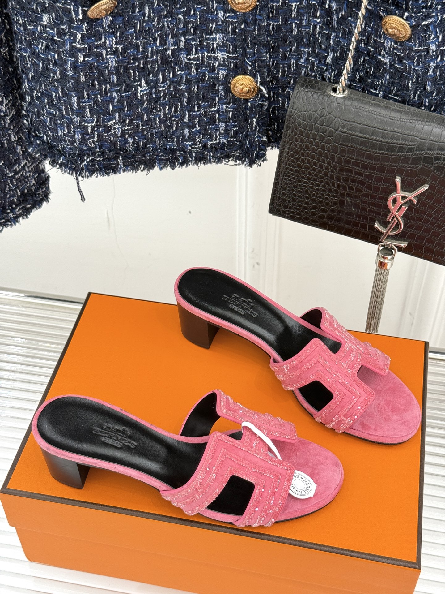 
Hermès/爱马仕经典春夏H平底拖鞋
夏日拖鞋矩阵已就位✨  
经典H型搭扣+闪耀钻饰
粉棕黑配色适