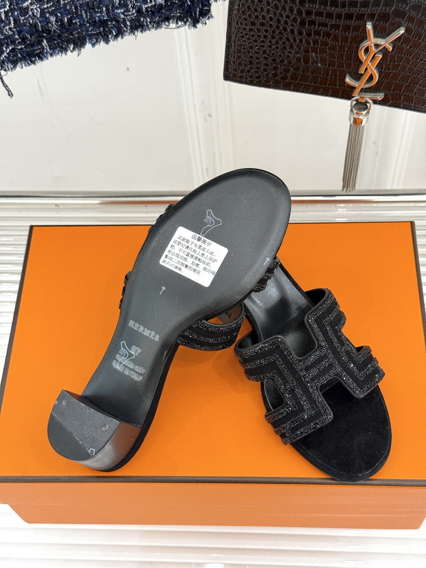 
Hermès/爱马仕经典春夏H平底拖鞋
夏日拖鞋矩阵已就位✨  
经典H型搭扣+闪耀钻饰
粉棕黑配色适