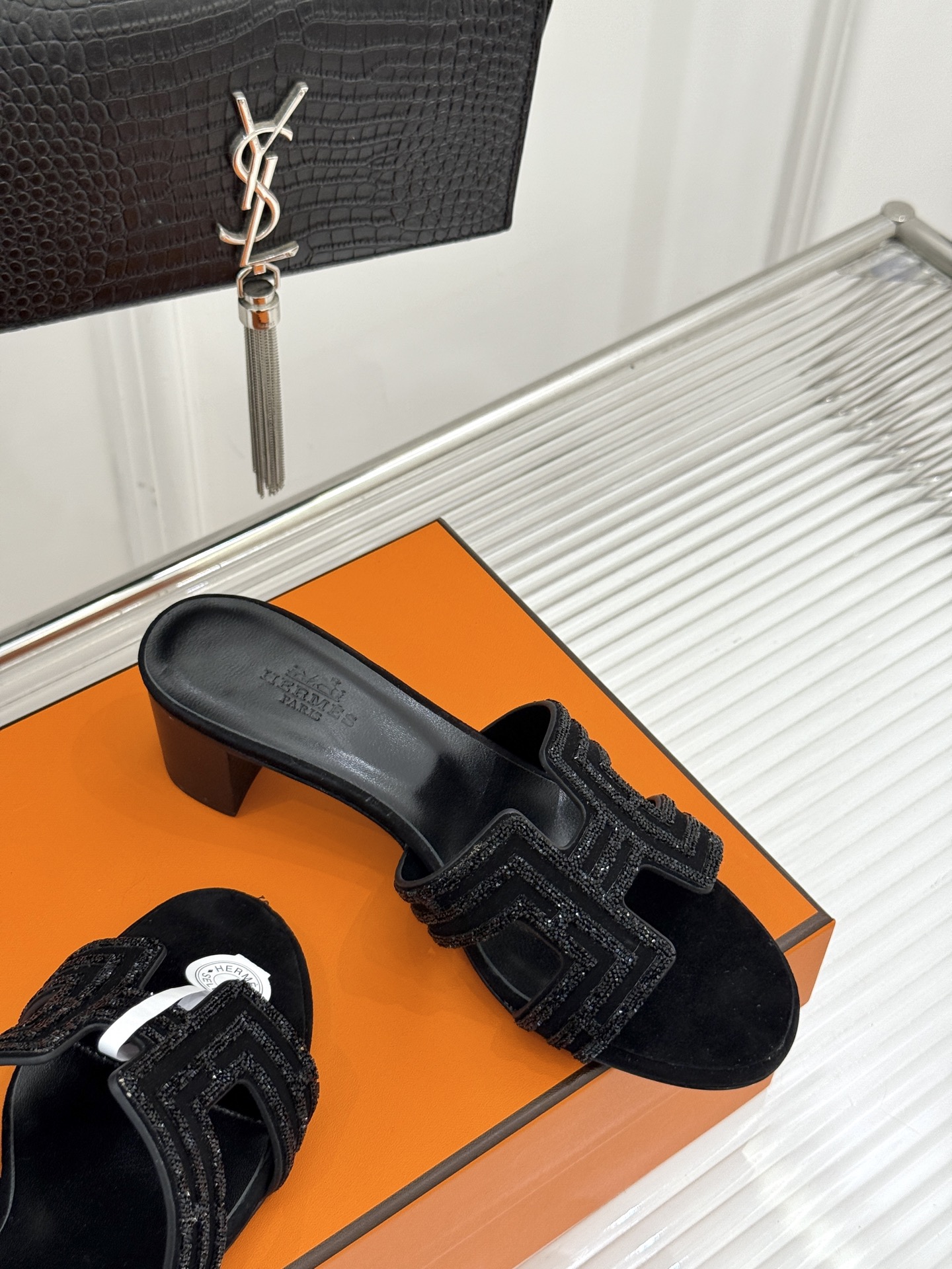 
Hermès/爱马仕经典春夏H平底拖鞋
夏日拖鞋矩阵已就位✨  
经典H型搭扣+闪耀钻饰
粉棕黑配色适