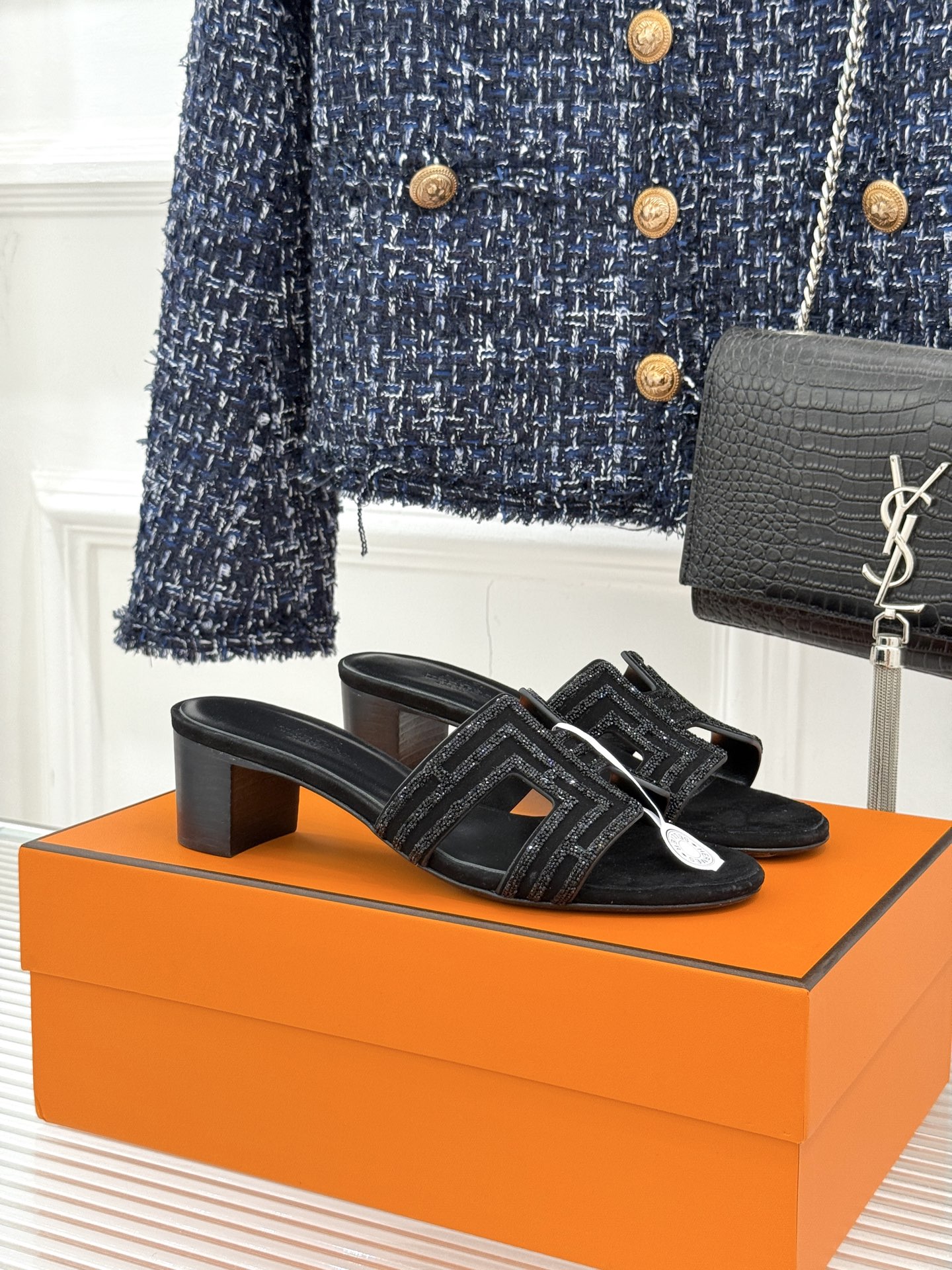 
Hermès/爱马仕经典春夏H平底拖鞋
夏日拖鞋矩阵已就位✨  
经典H型搭扣+闪耀钻饰
粉棕黑配色适