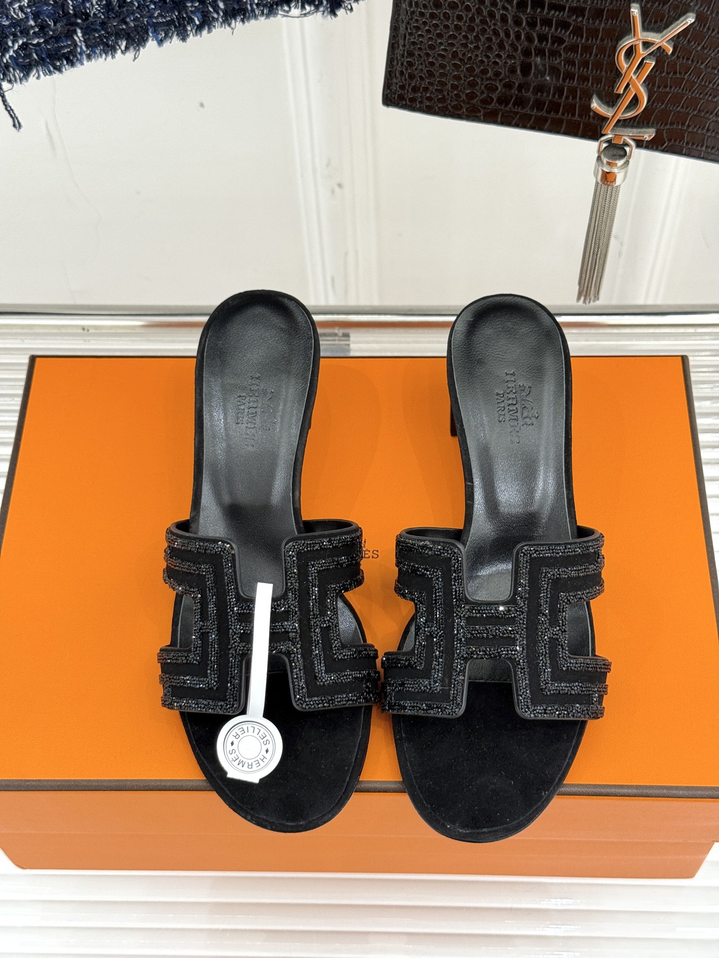 
Hermès/爱马仕经典春夏H平底拖鞋
夏日拖鞋矩阵已就位✨  
经典H型搭扣+闪耀钻饰
粉棕黑配色适