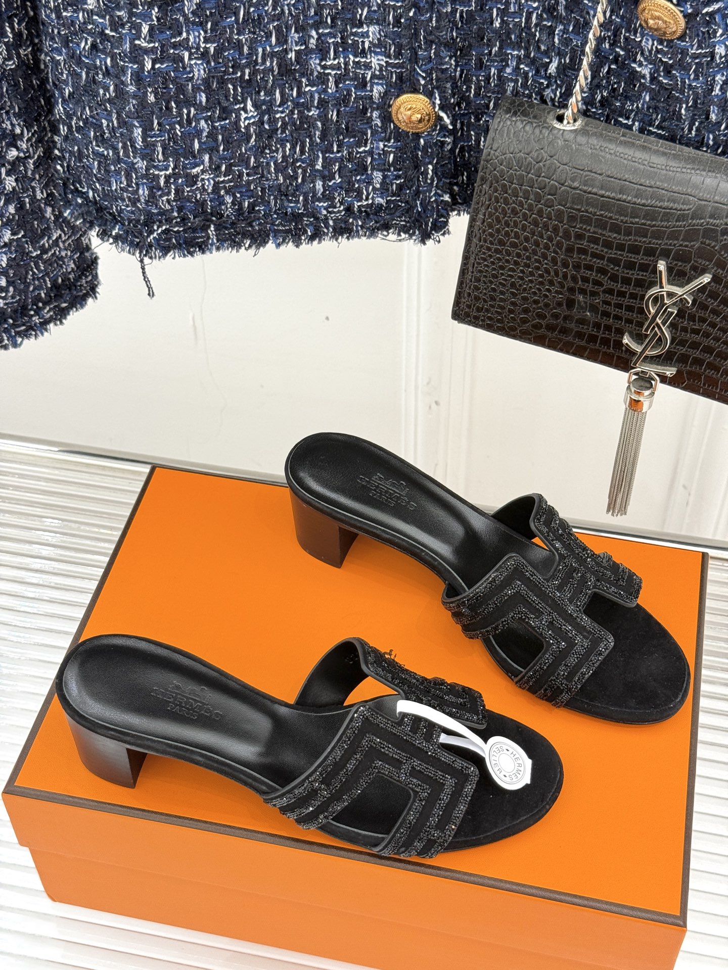 
Hermès/爱马仕经典春夏H平底拖鞋
夏日拖鞋矩阵已就位✨  
经典H型搭扣+闪耀钻饰
粉棕黑配色适