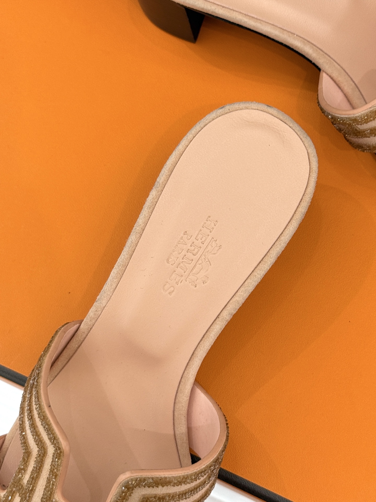 
Hermès/爱马仕经典春夏H平底拖鞋
夏日拖鞋矩阵已就位✨  
经典H型搭扣+闪耀钻饰
粉棕黑配色适