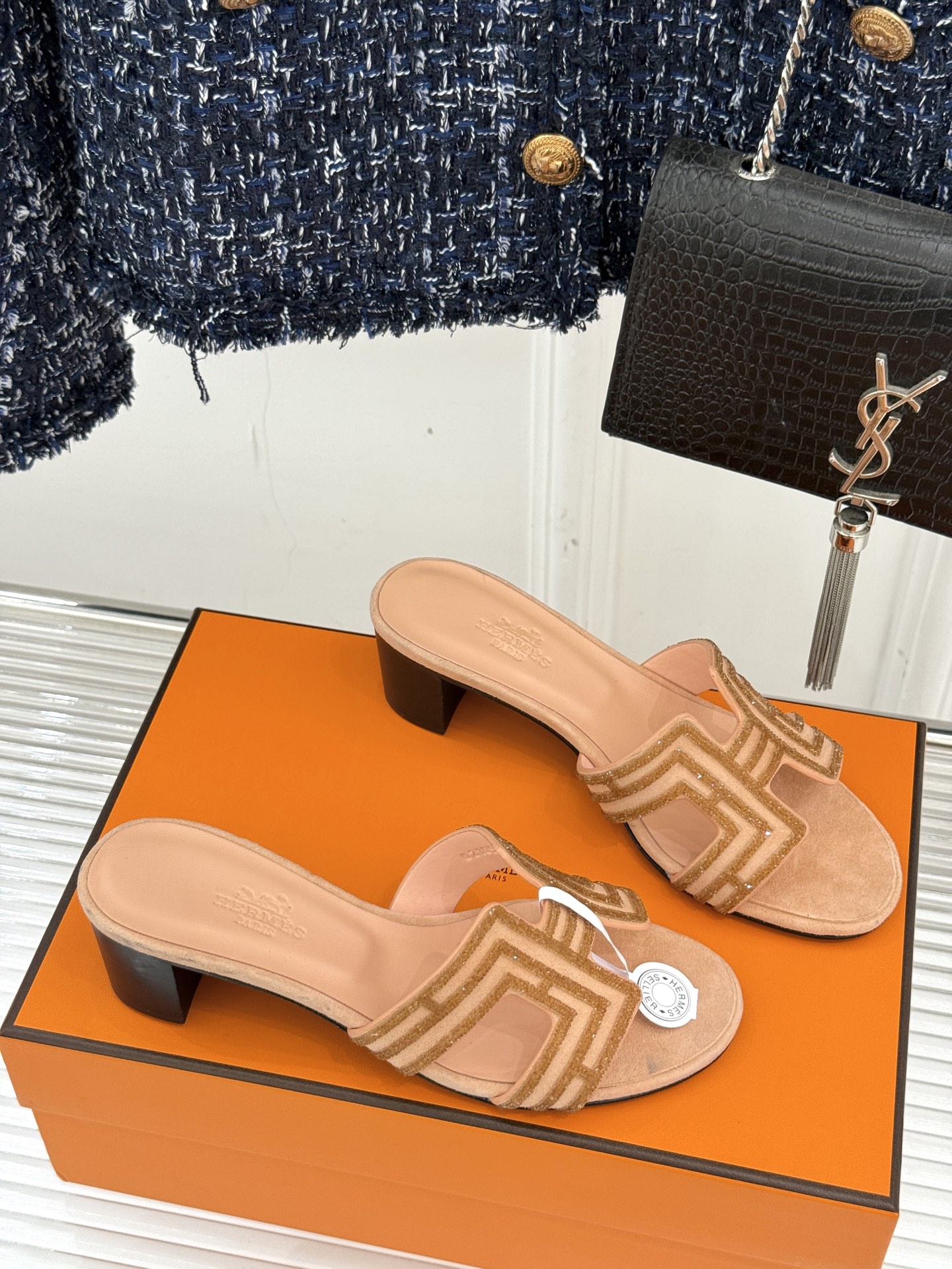 
Hermès/爱马仕经典春夏H平底拖鞋
夏日拖鞋矩阵已就位✨  
经典H型搭扣+闪耀钻饰
粉棕黑配色适
