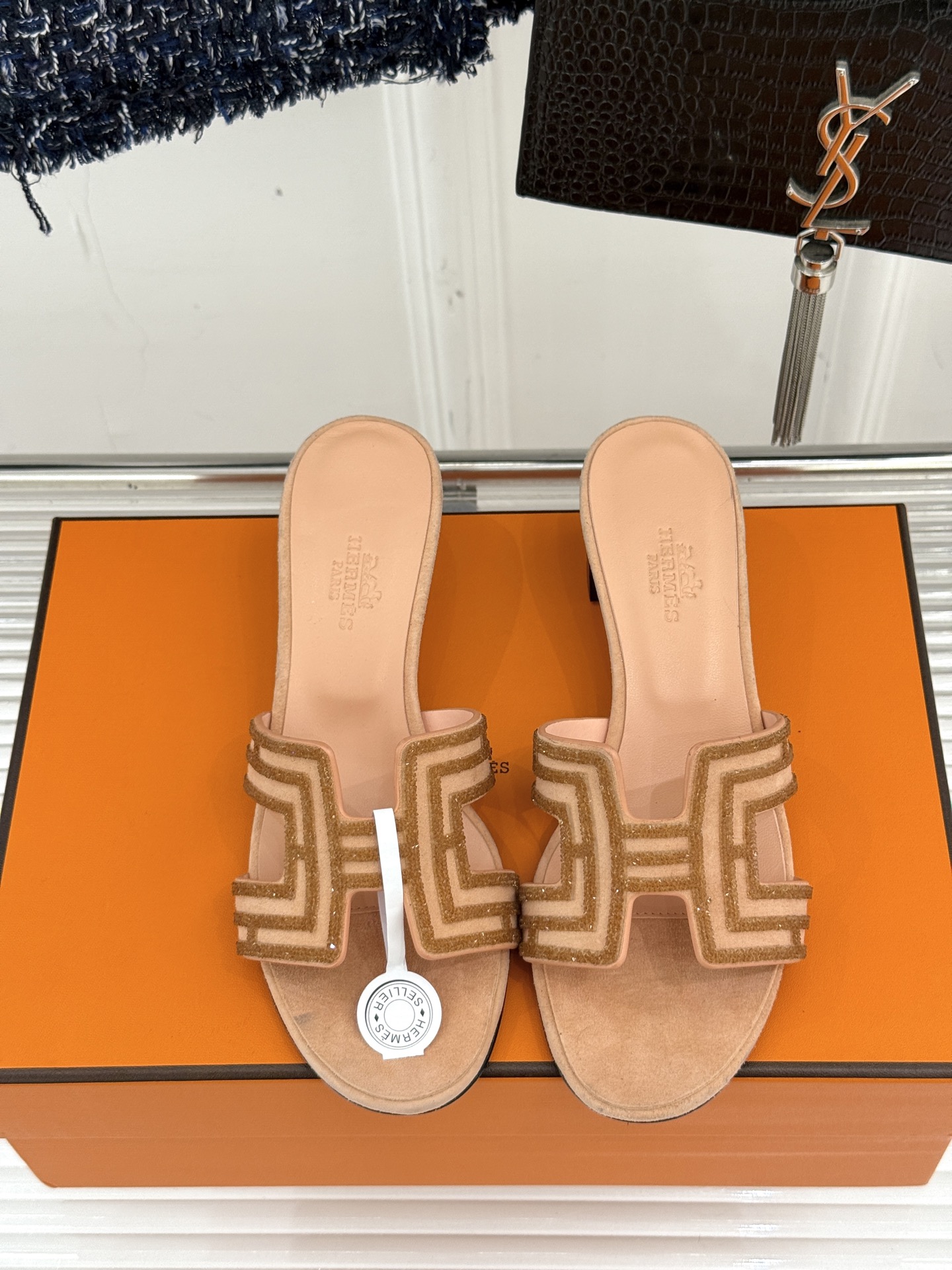
Hermès/爱马仕经典春夏H平底拖鞋
夏日拖鞋矩阵已就位✨  
经典H型搭扣+闪耀钻饰
粉棕黑配色适